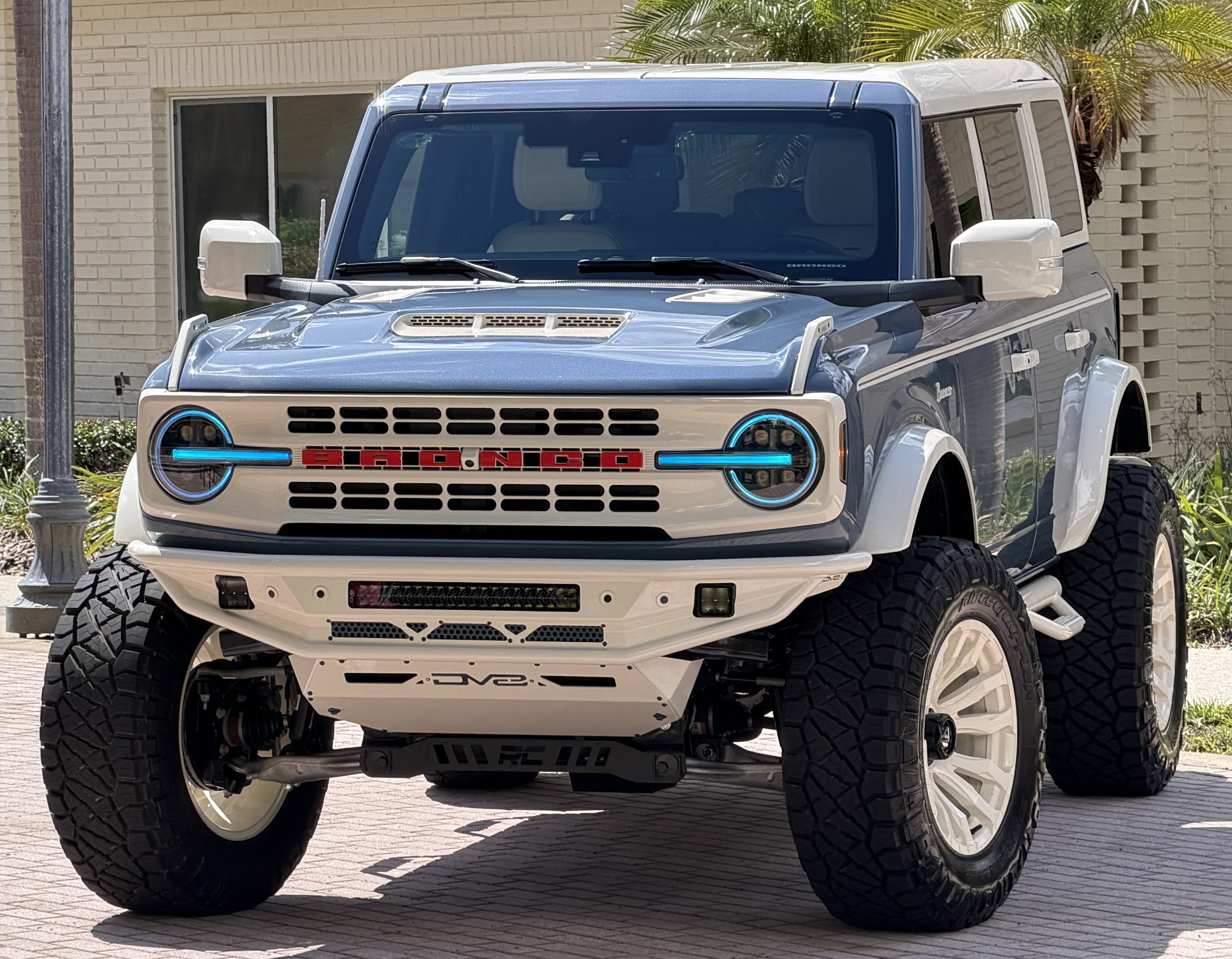 2025 Ford Bronco V6 Wimbledon White & Azure Retro Outer Banks Luxury Pkg Custom Lifted