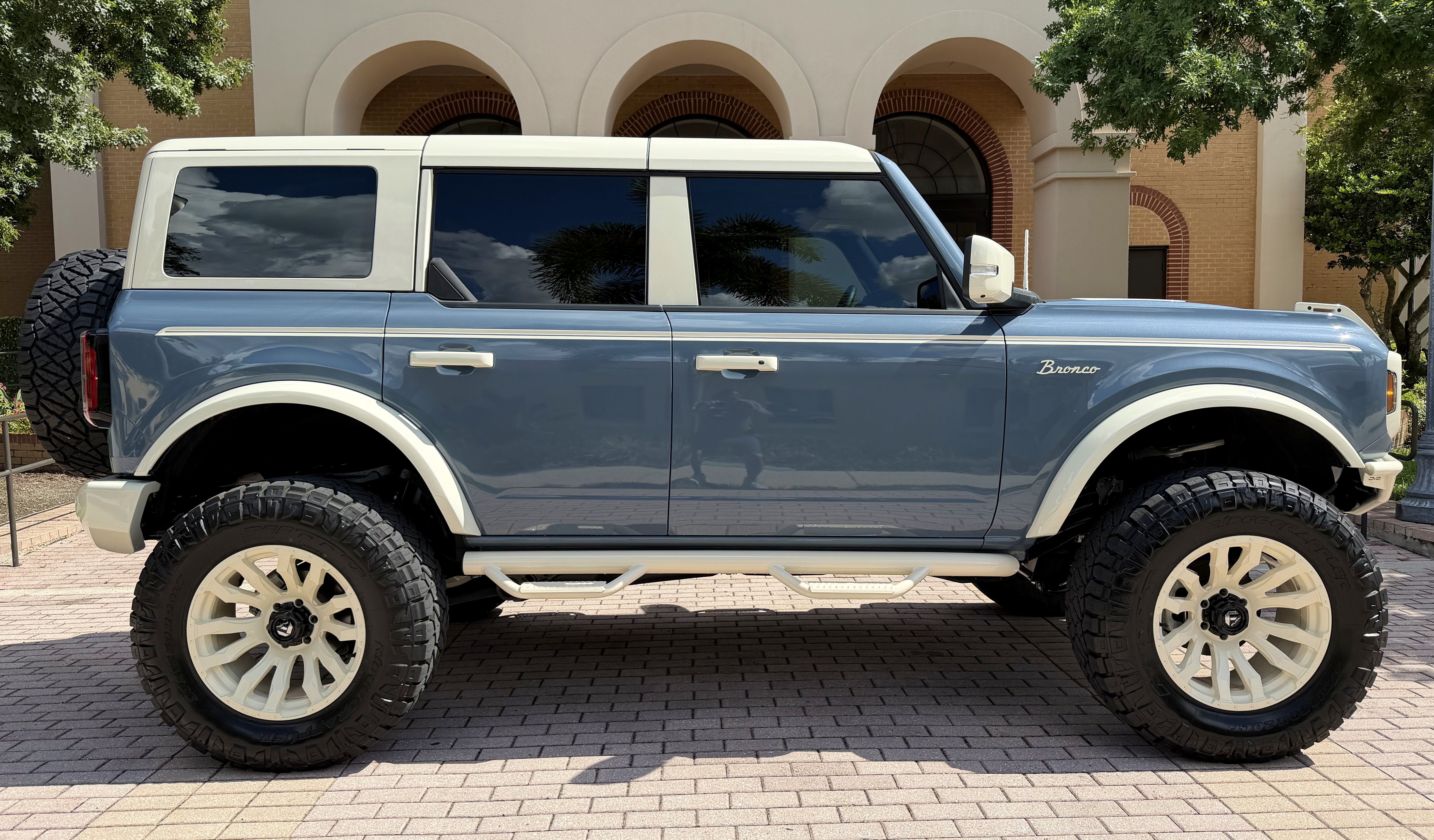 2025 Ford Bronco V6 Wimbledon White & Azure Retro Outer Banks Luxury Pkg Custom Lifted
