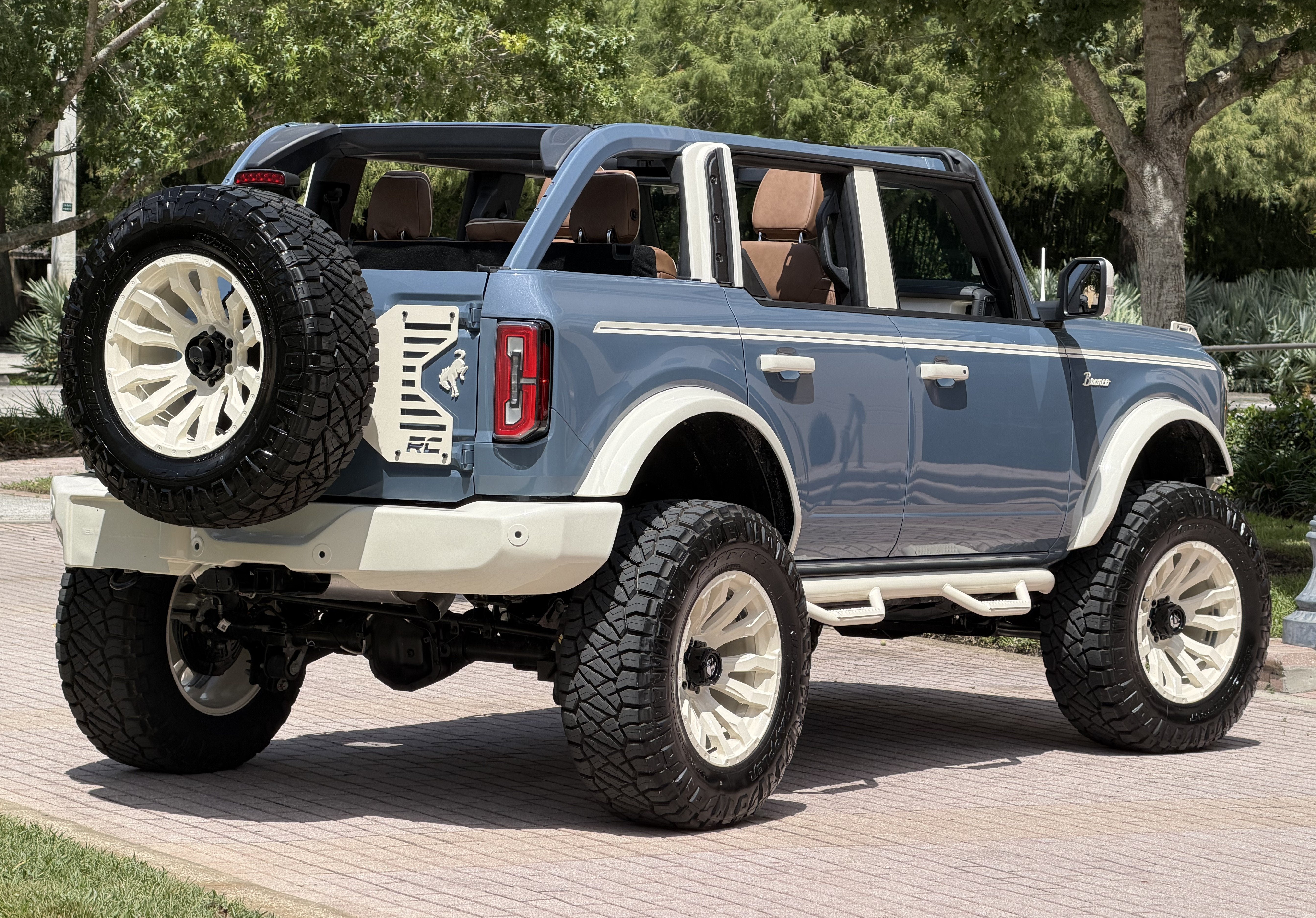 2025 Ford Bronco V6 Wimbledon White & Azure Retro Outer Banks Luxury Pkg Custom Lifted
