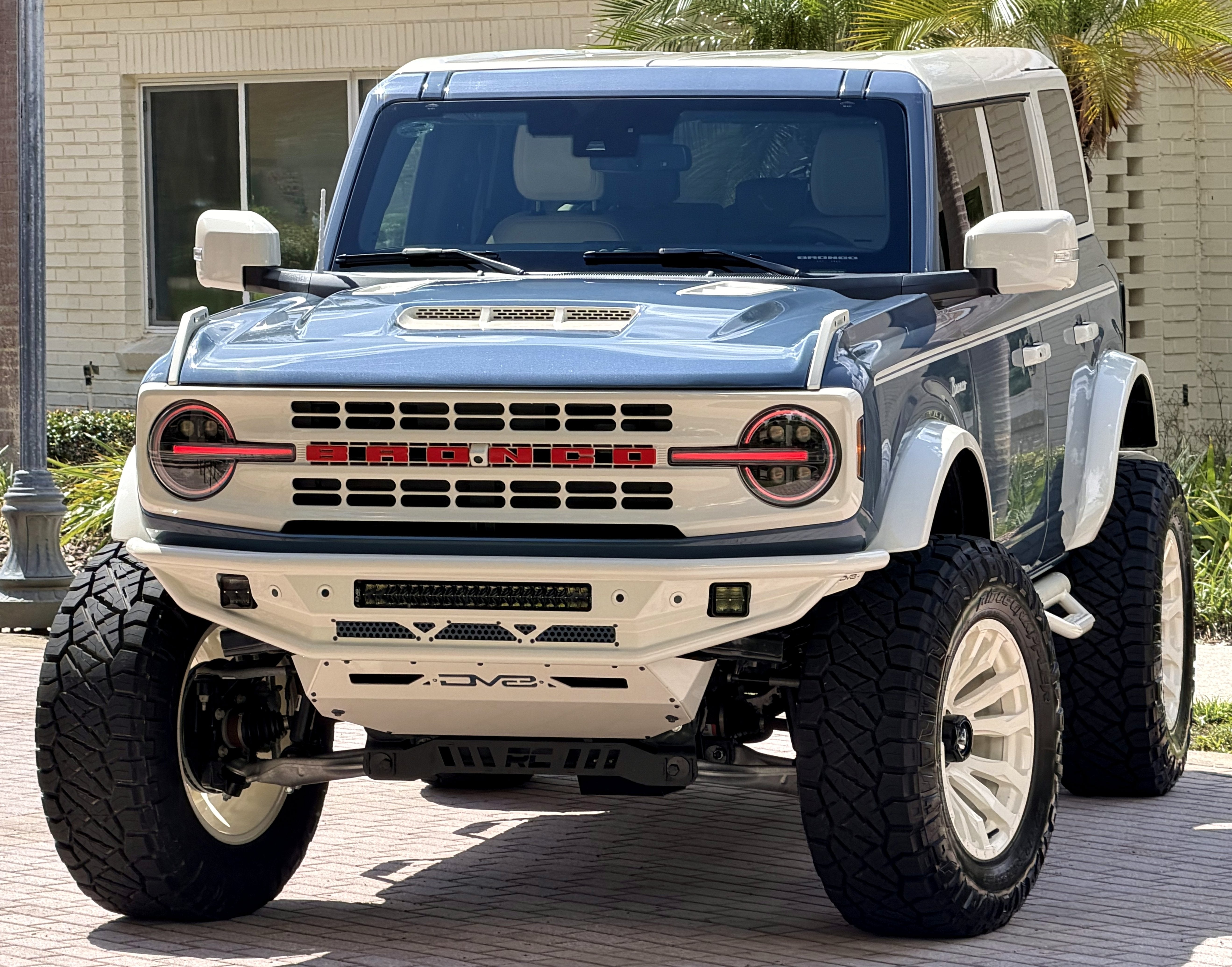 2025 Ford Bronco V6 Wimbledon White & Azure Retro Outer Banks Luxury Pkg Custom Lifted