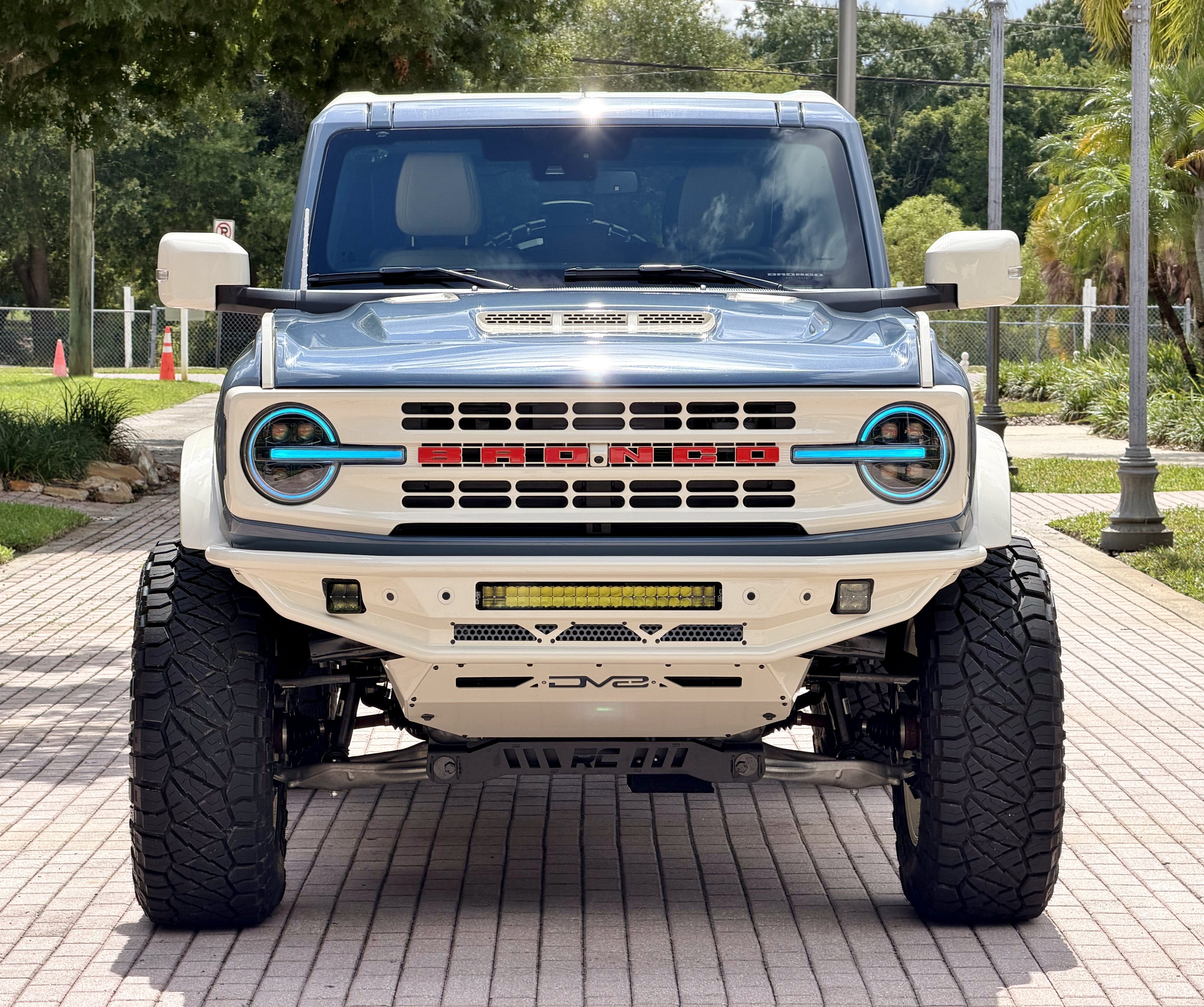 2025 Ford Bronco V6 Wimbledon White & Azure Retro Outer Banks Luxury Pkg Custom Lifted