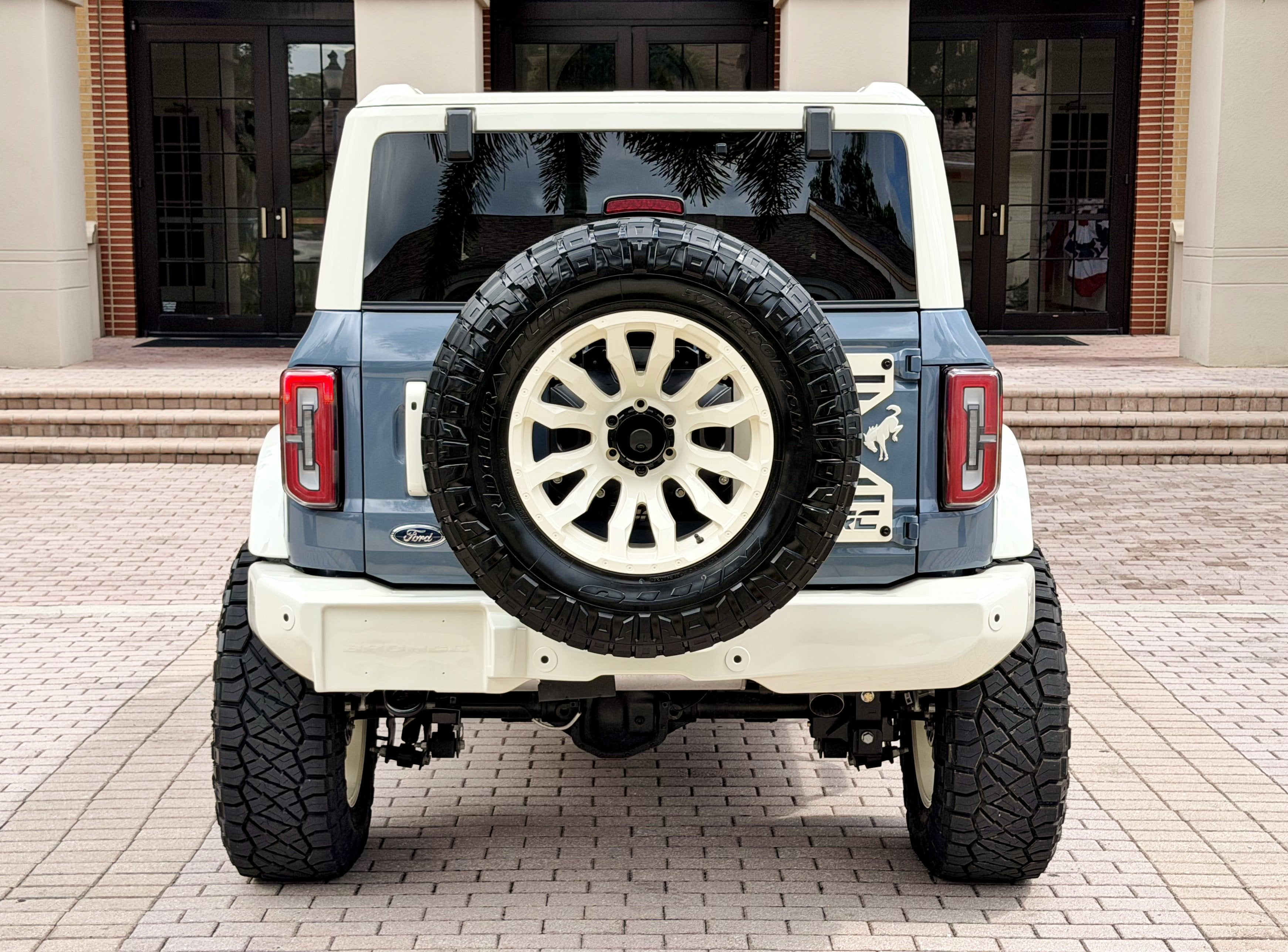 2025 Ford Bronco V6 Wimbledon White & Azure Retro Outer Banks Luxury Pkg Custom Lifted