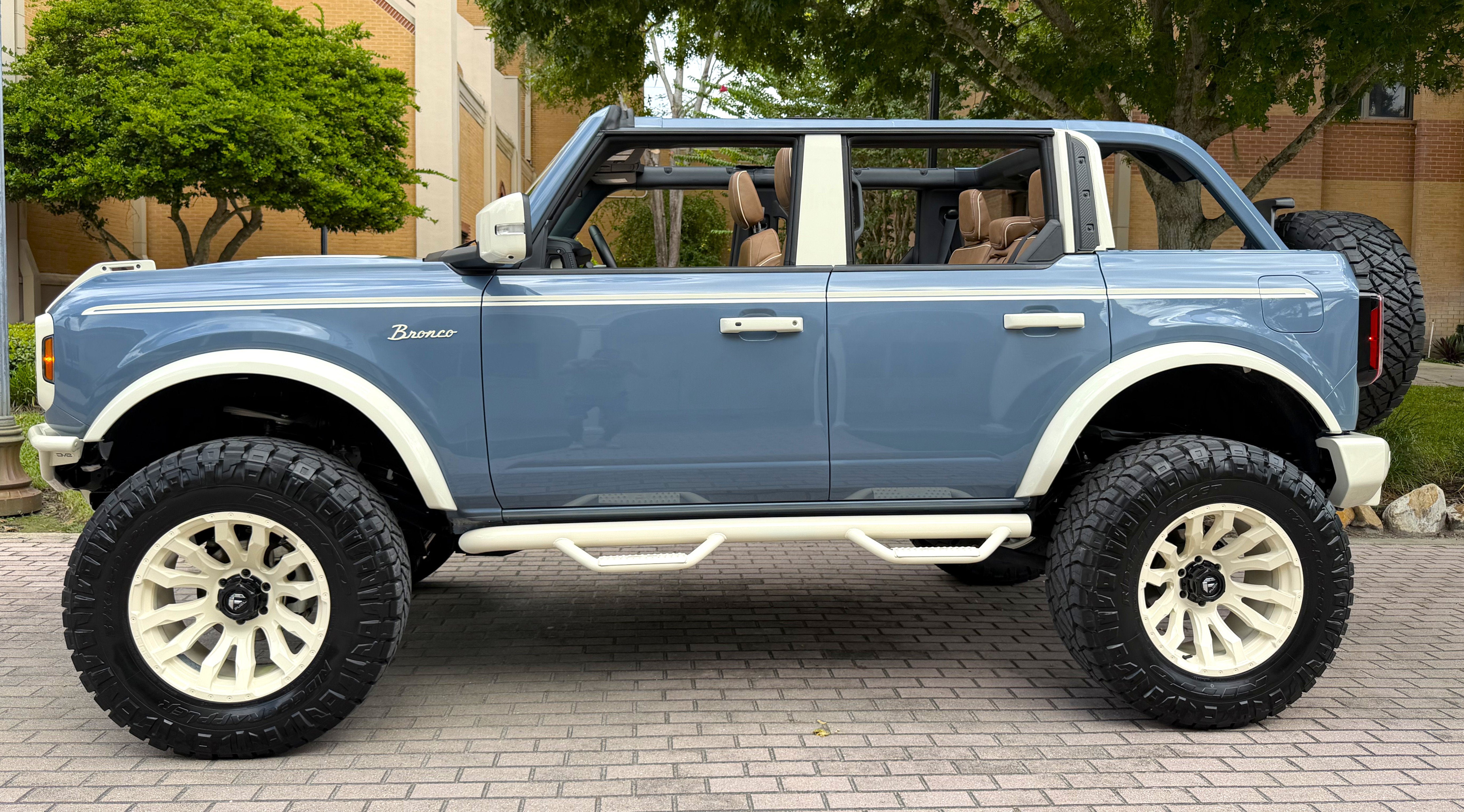 2025 Ford Bronco V6 Wimbledon White & Azure Retro Outer Banks Luxury Pkg Custom Lifted
