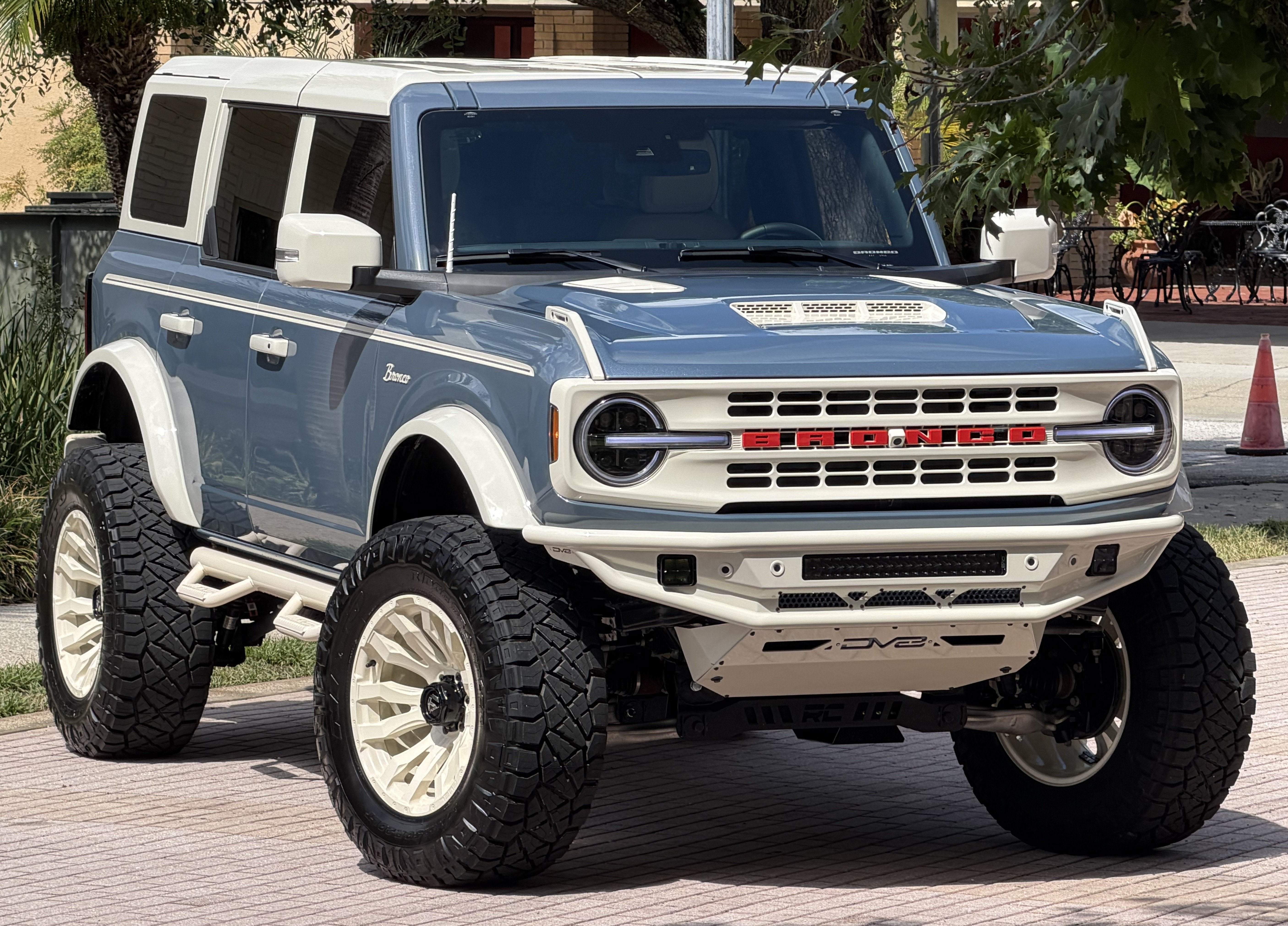 2025 Ford Bronco V6 Wimbledon White & Azure Retro Outer Banks Luxury Pkg Custom Lifted