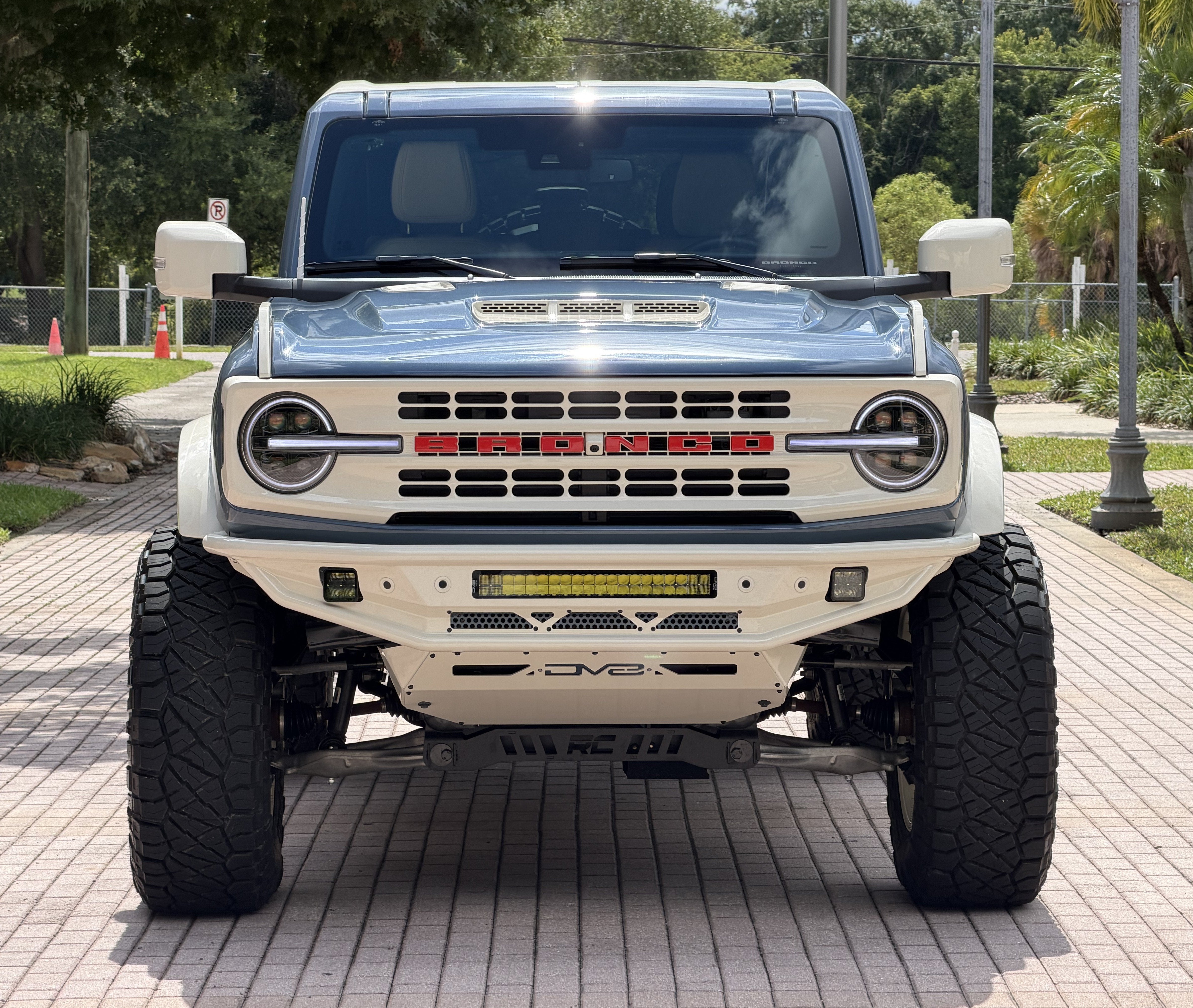 2025 Ford Bronco V6 Wimbledon White & Azure Retro Outer Banks Luxury Pkg Custom Lifted