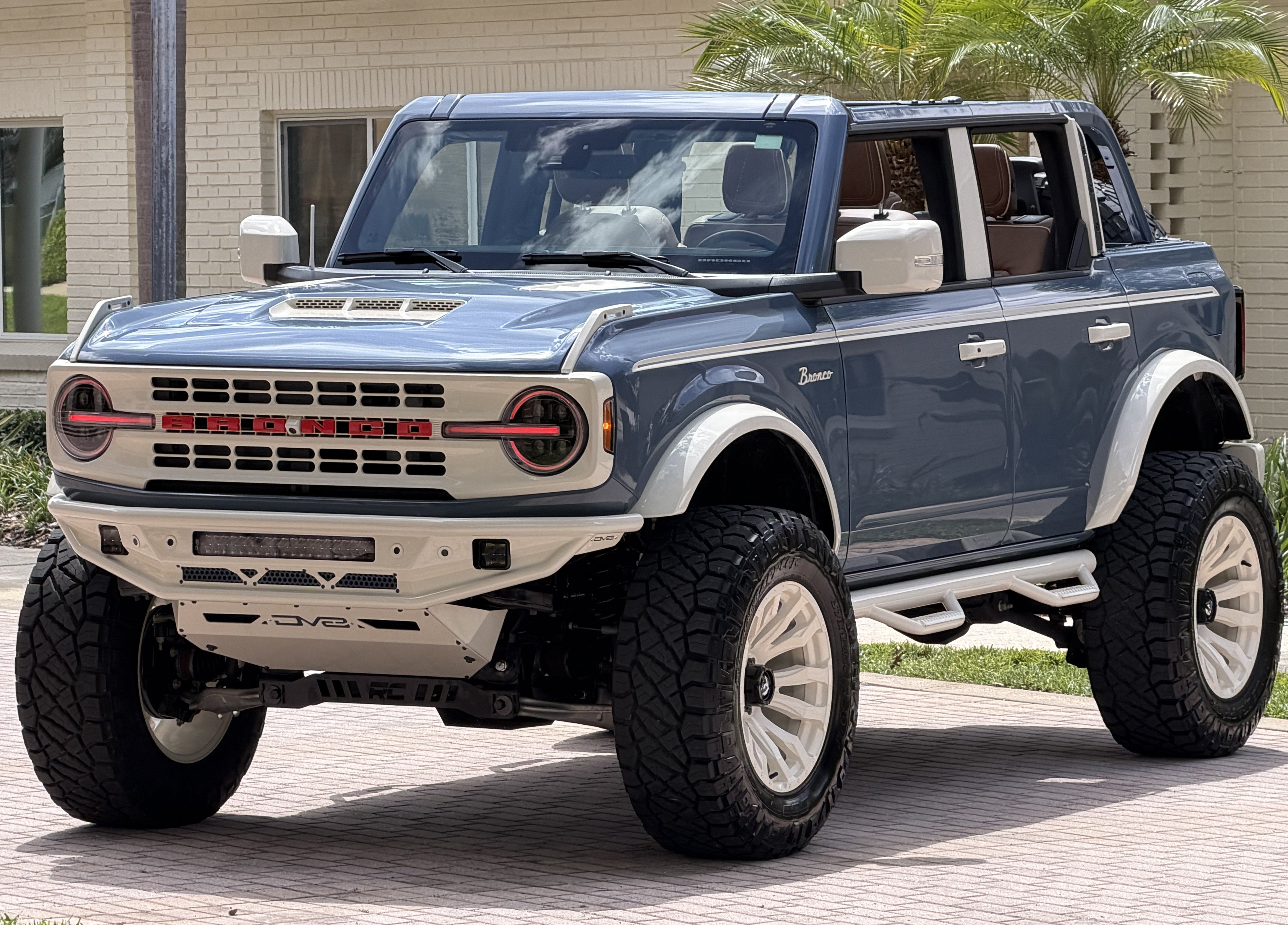 2025 Ford Bronco V6 Wimbledon White & Azure Retro Outer Banks Luxury Pkg Custom Lifted