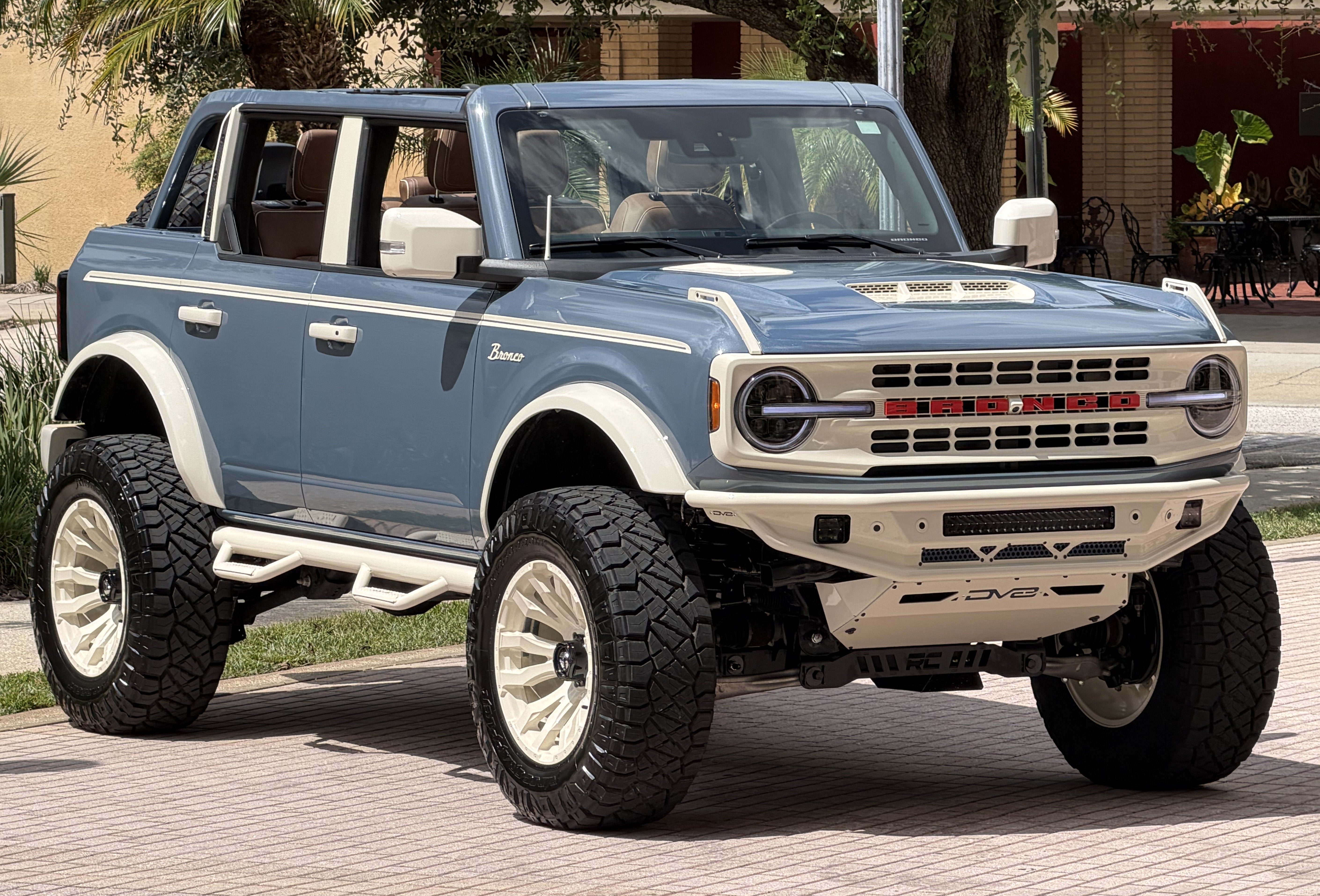 2025 Ford Bronco V6 Wimbledon White & Azure Retro Outer Banks Luxury Pkg Custom Lifted