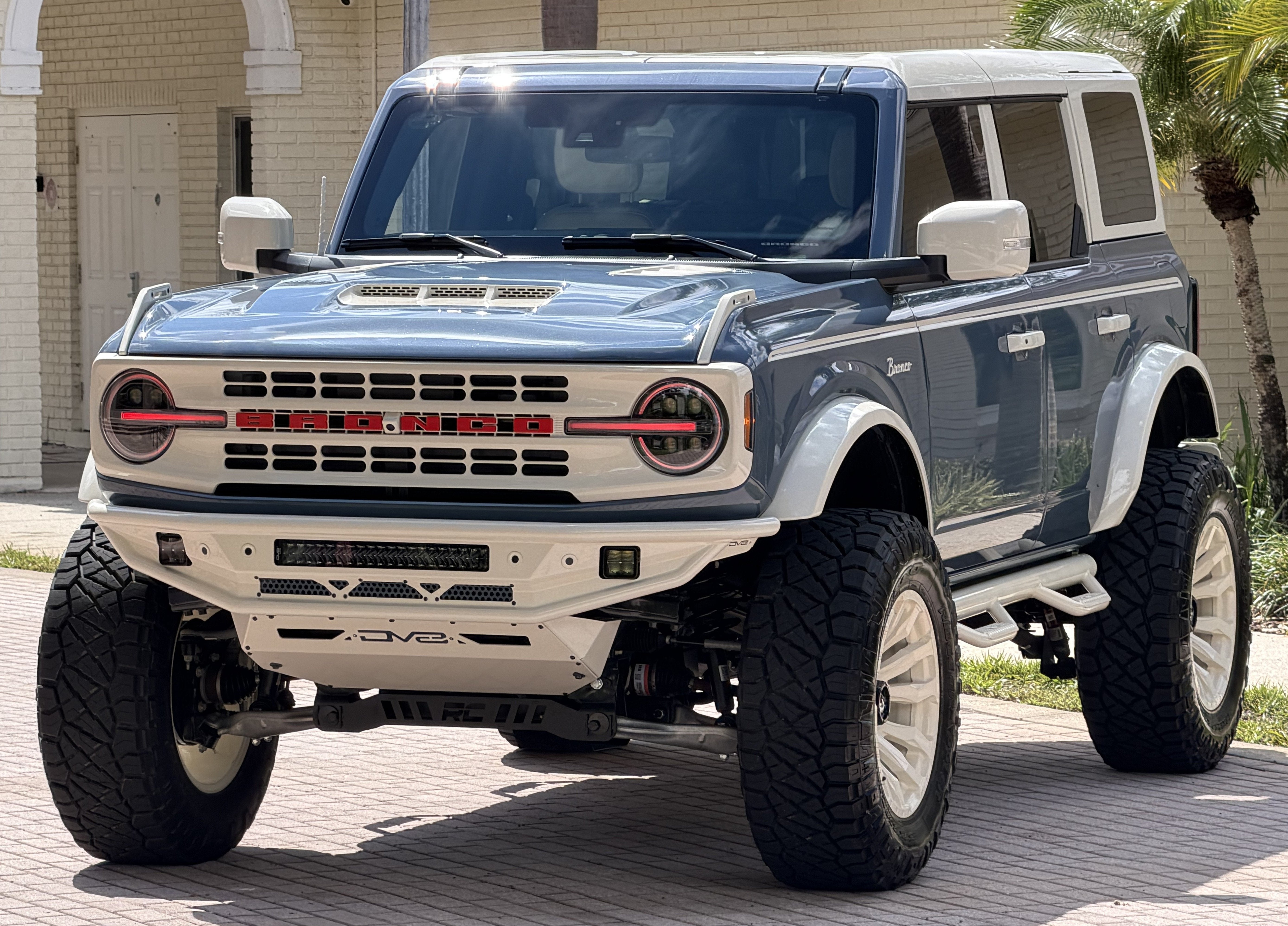 2025 Ford Bronco V6 Wimbledon White & Azure Retro Outer Banks Luxury Pkg Custom Lifted