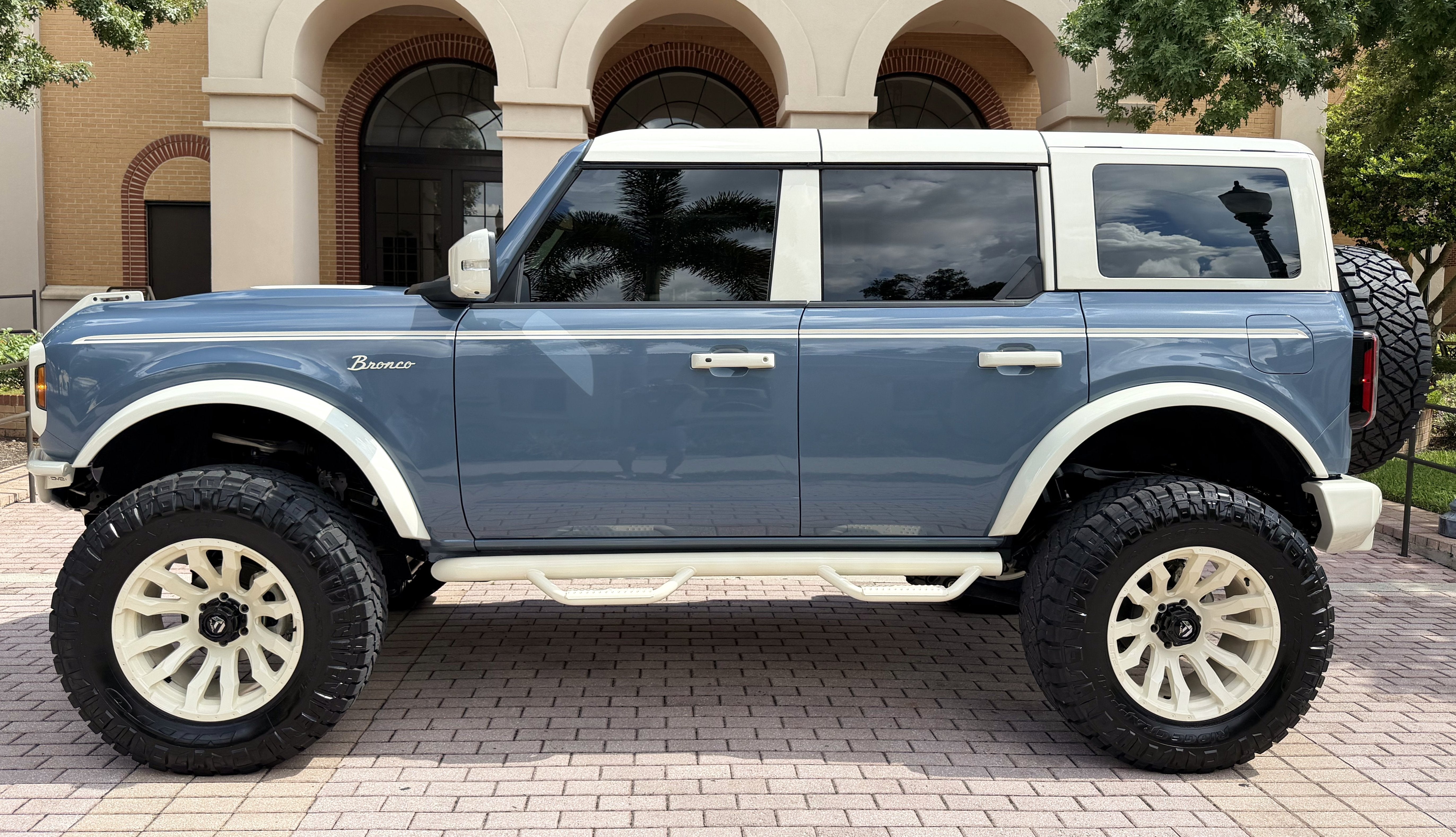 2025 Ford Bronco V6 Wimbledon White & Azure Retro Outer Banks Luxury Pkg Custom Lifted
