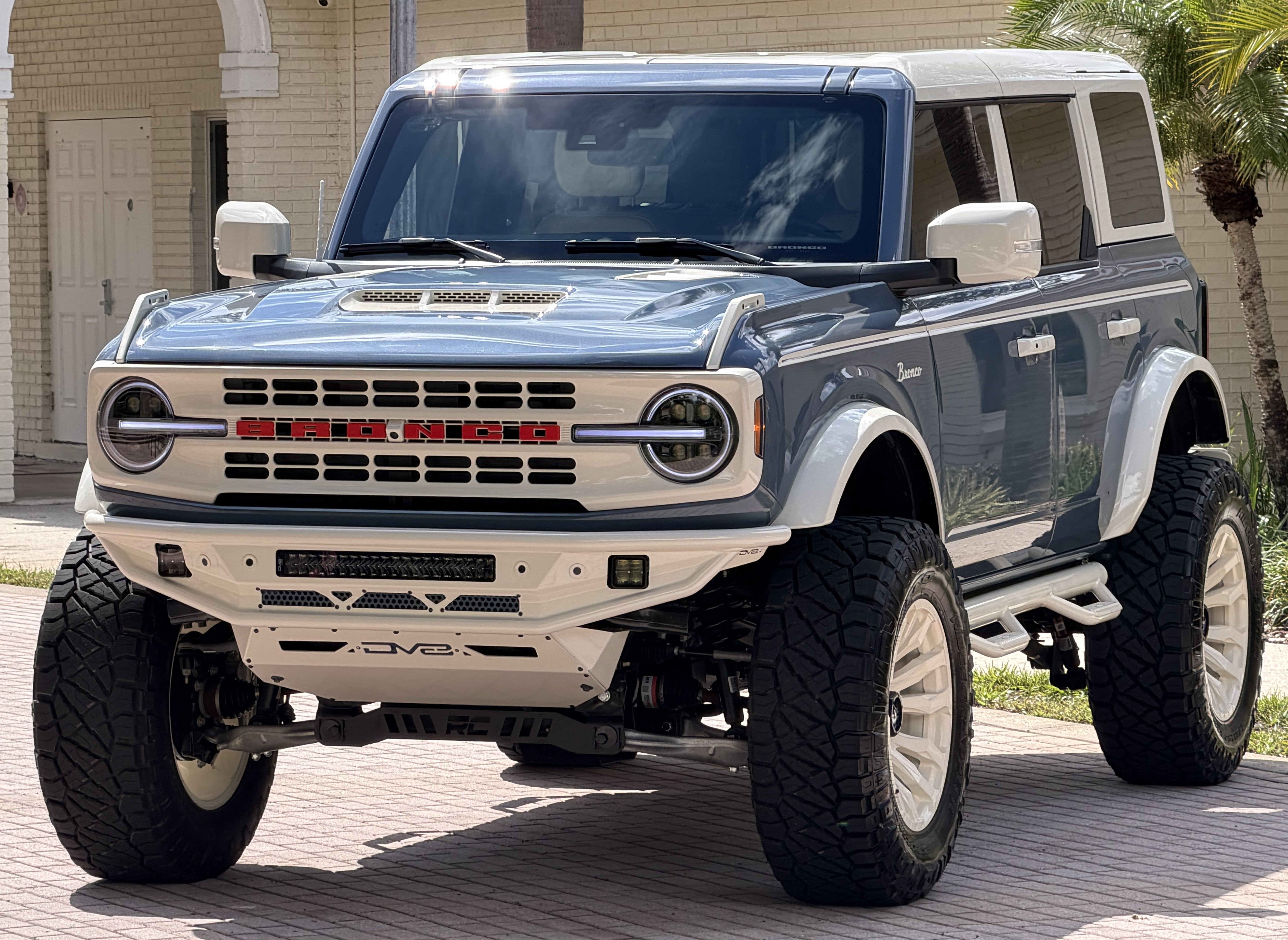 2025 Ford Bronco V6 Wimbledon White & Azure Retro Outer Banks Luxury Pkg Custom Lifted