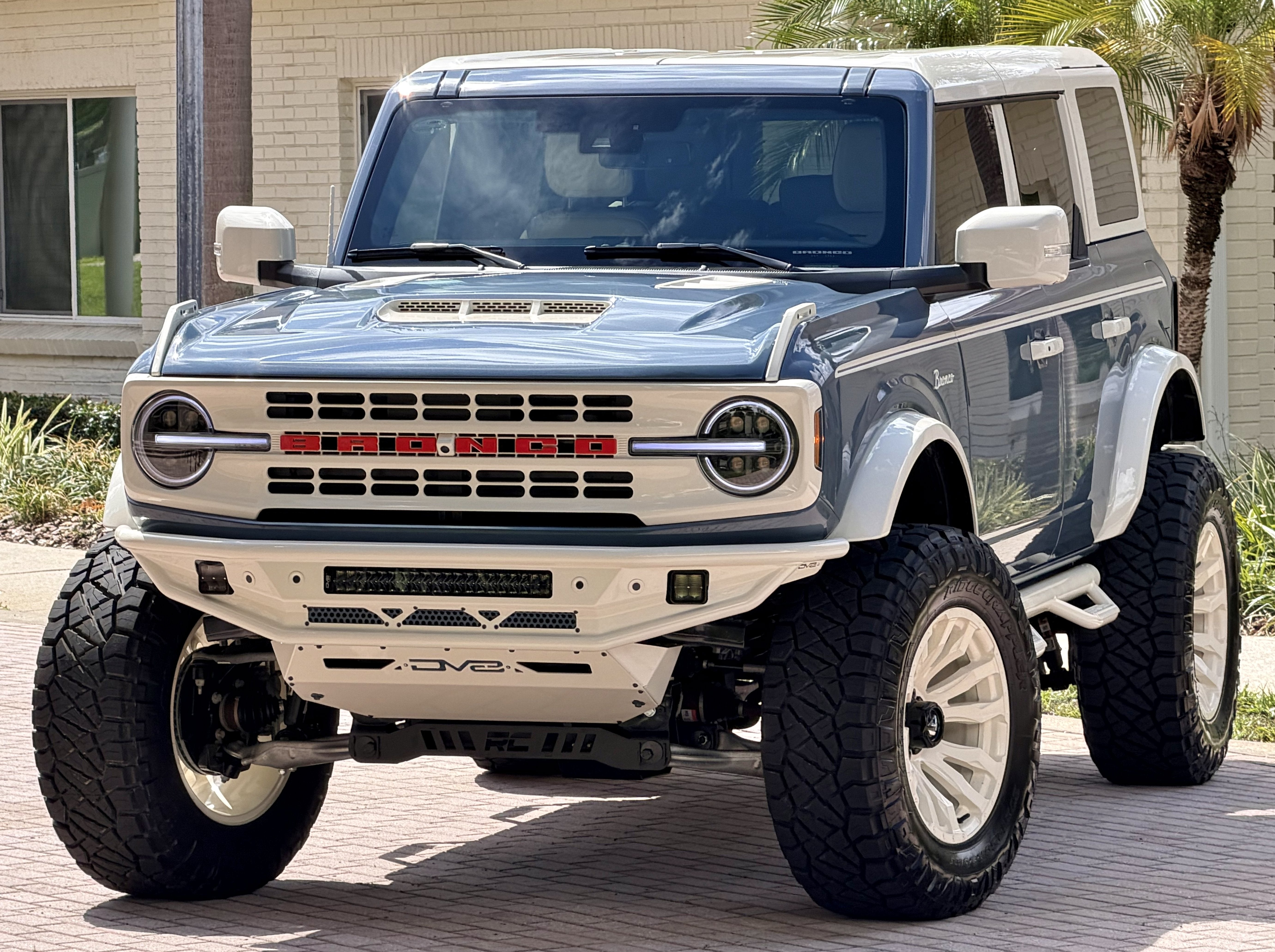 2025 Ford Bronco V6 Wimbledon White & Azure Retro Outer Banks Luxury Pkg Custom Lifted