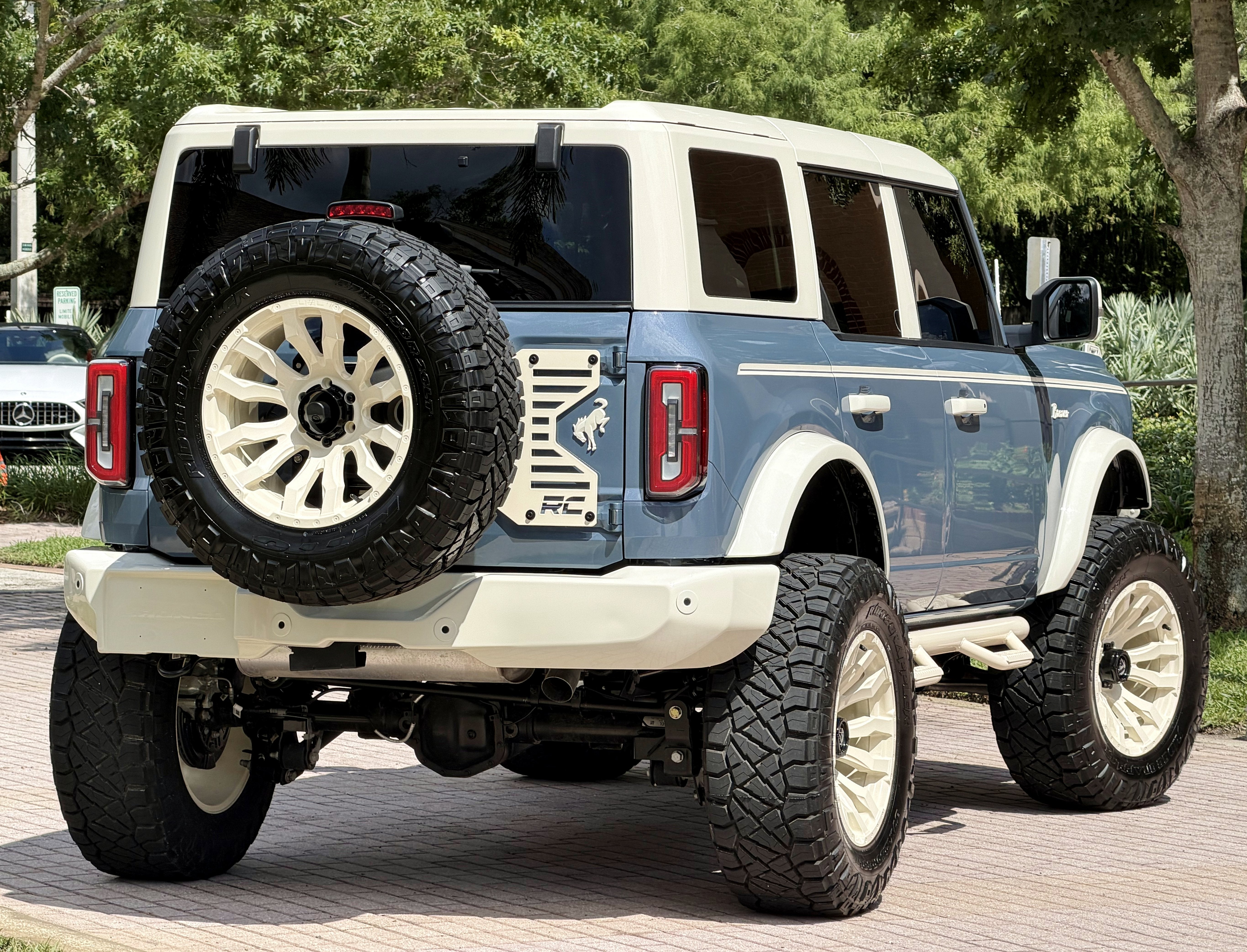 2025 Ford Bronco V6 Wimbledon White & Azure Retro Outer Banks Luxury Pkg Custom Lifted