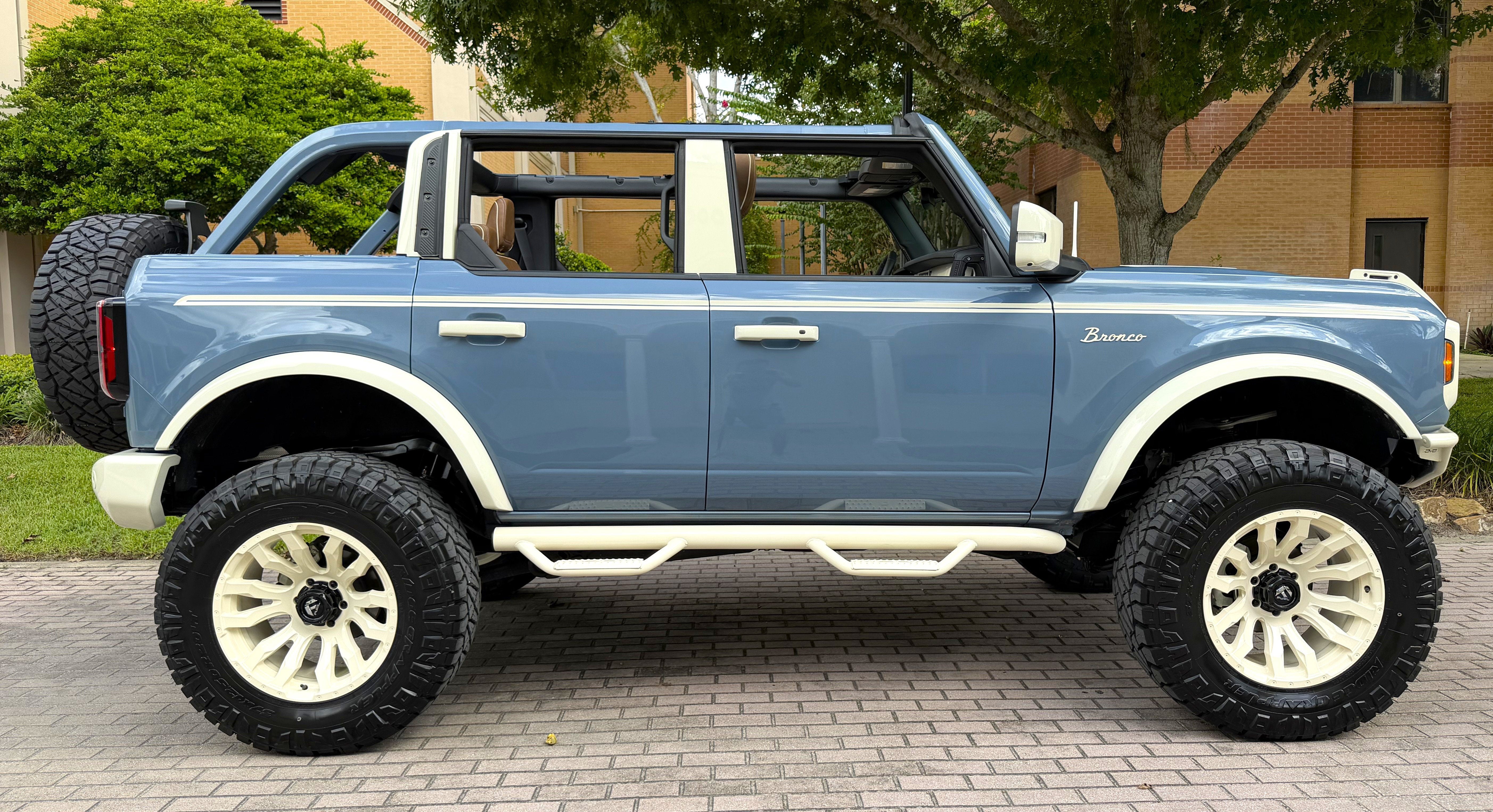 2025 Ford Bronco V6 Wimbledon White & Azure Retro Outer Banks Luxury Pkg Custom Lifted