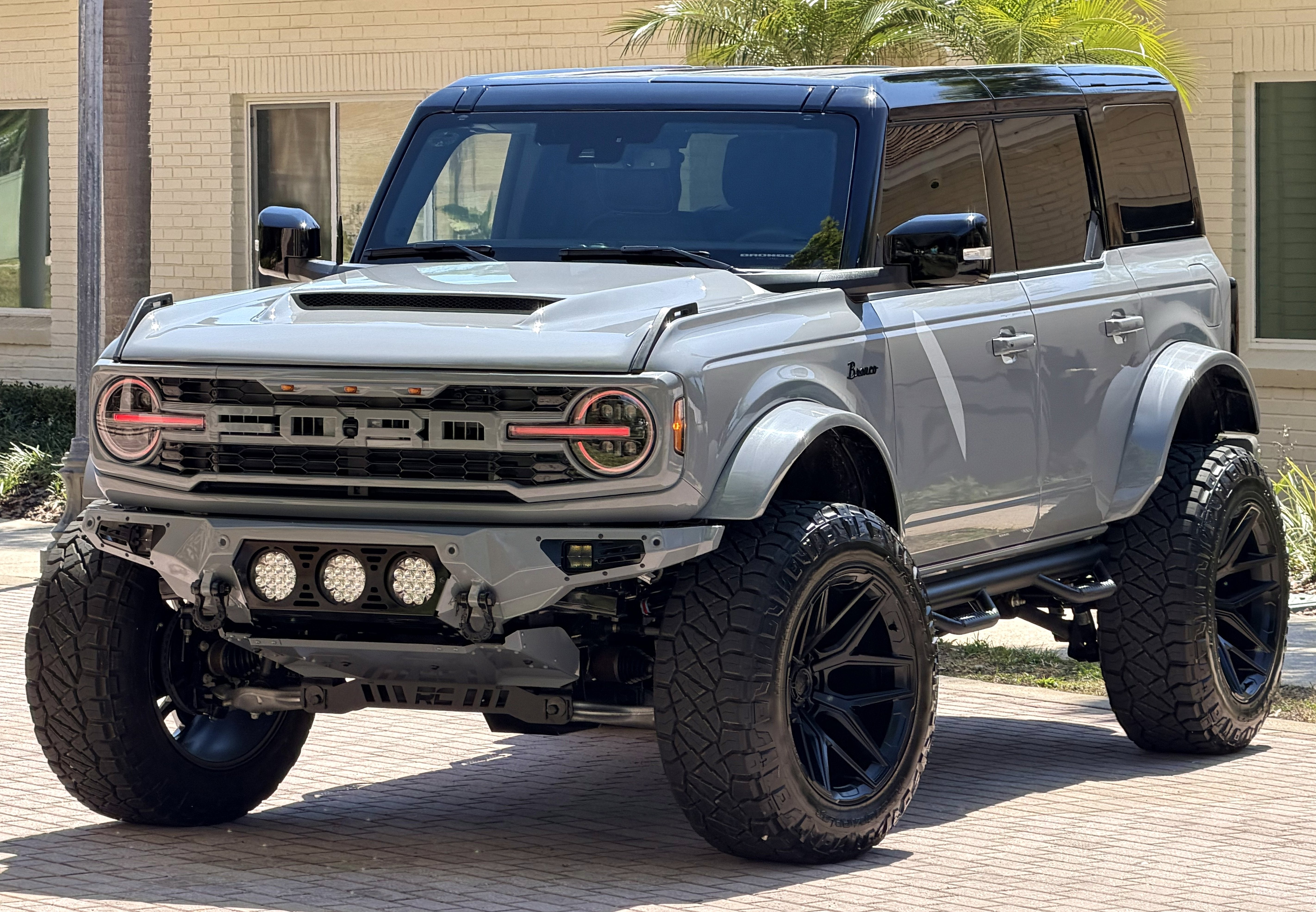 2025 Ford Bronco V6 Custom Gray Paint Black Appearance Outer Banks Lux Outer Banks