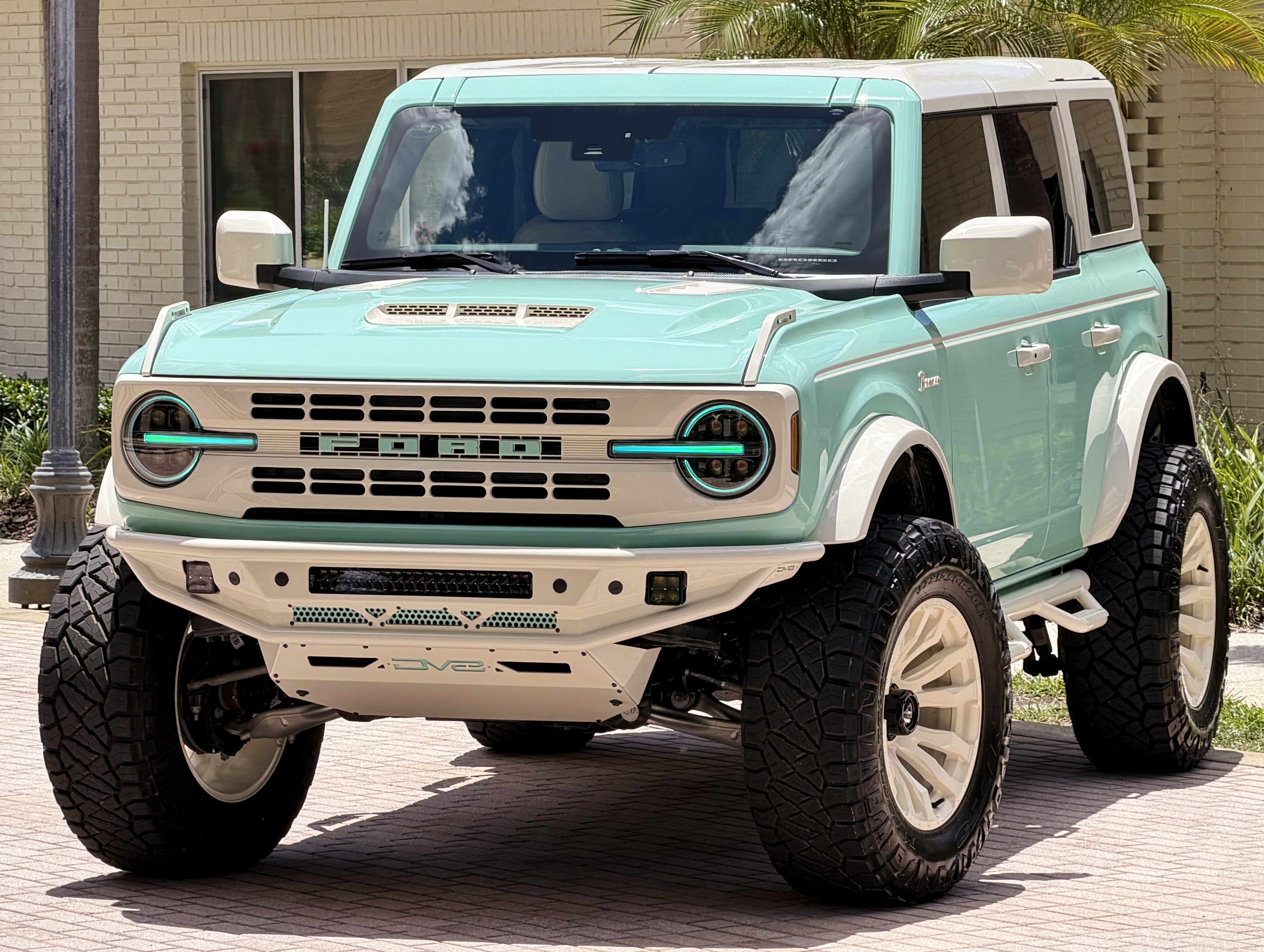 2025 Ford Bronco V6 Wimbledon White Retro Outer Banks Luxury Pkg Custom Lifted
