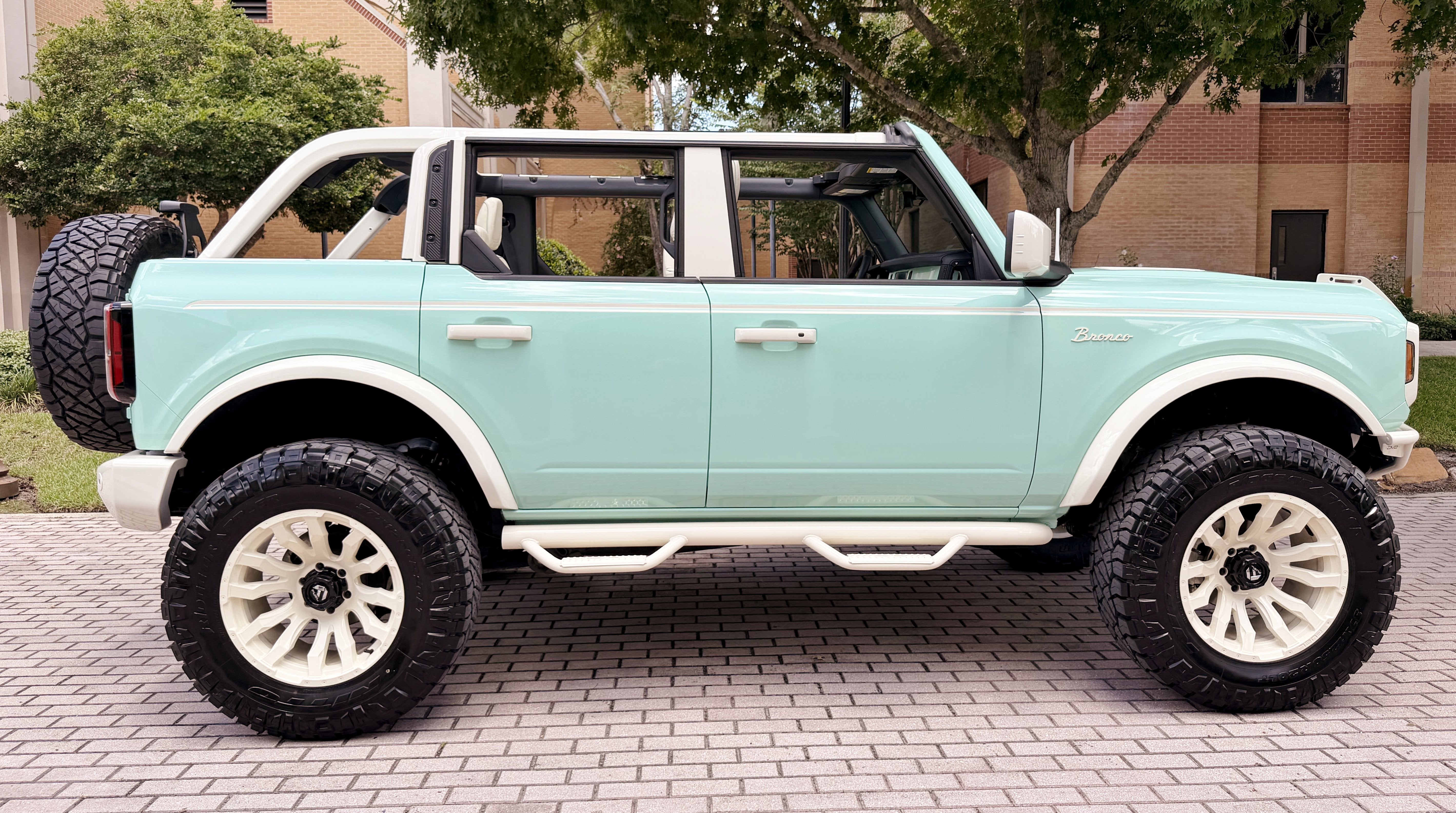2025 Ford Bronco V6 Wimbledon White Retro Outer Banks Luxury Pkg Custom Lifted