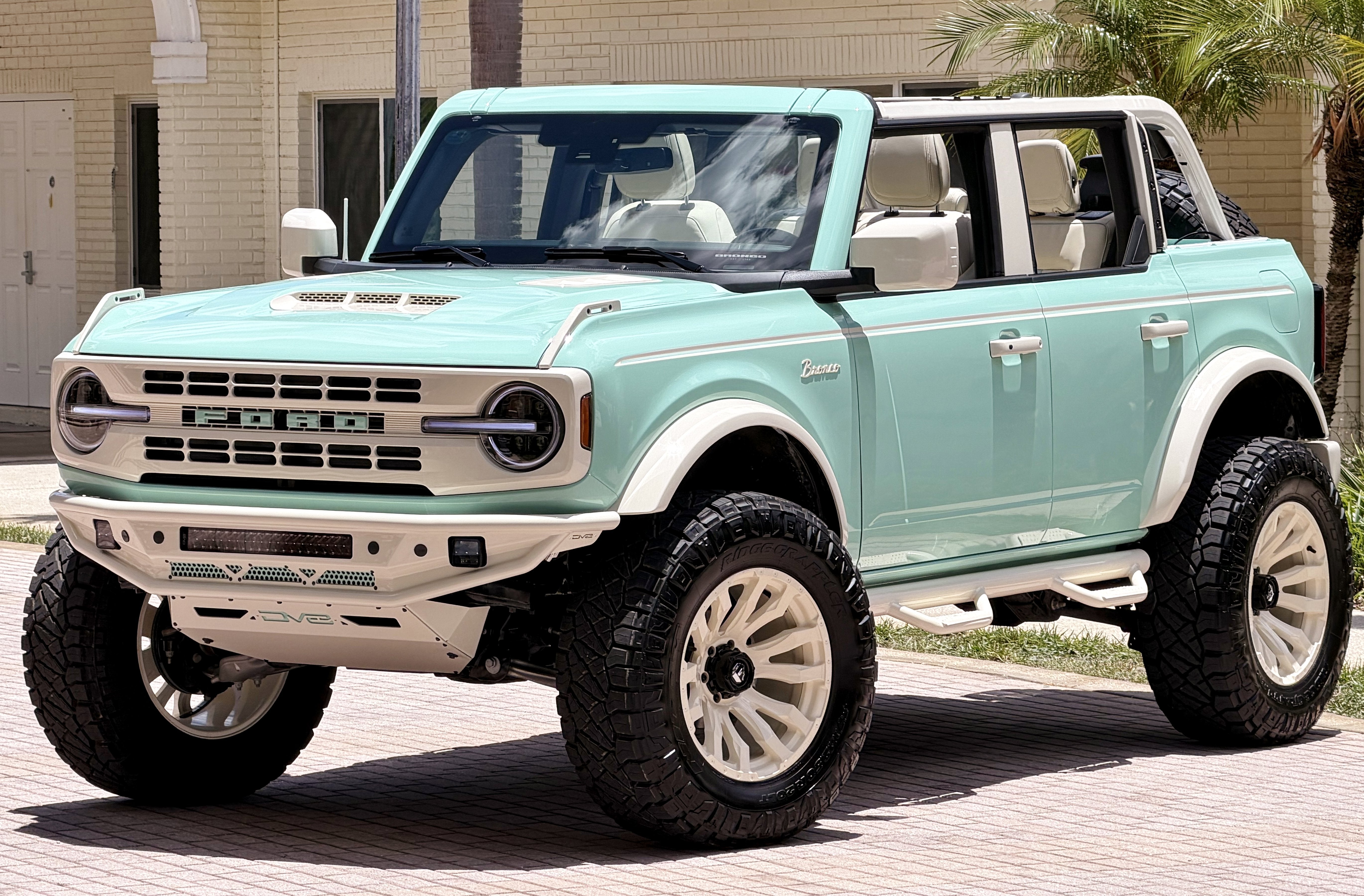 2025 Ford Bronco V6 Wimbledon White Retro Outer Banks Luxury Pkg Custom Lifted