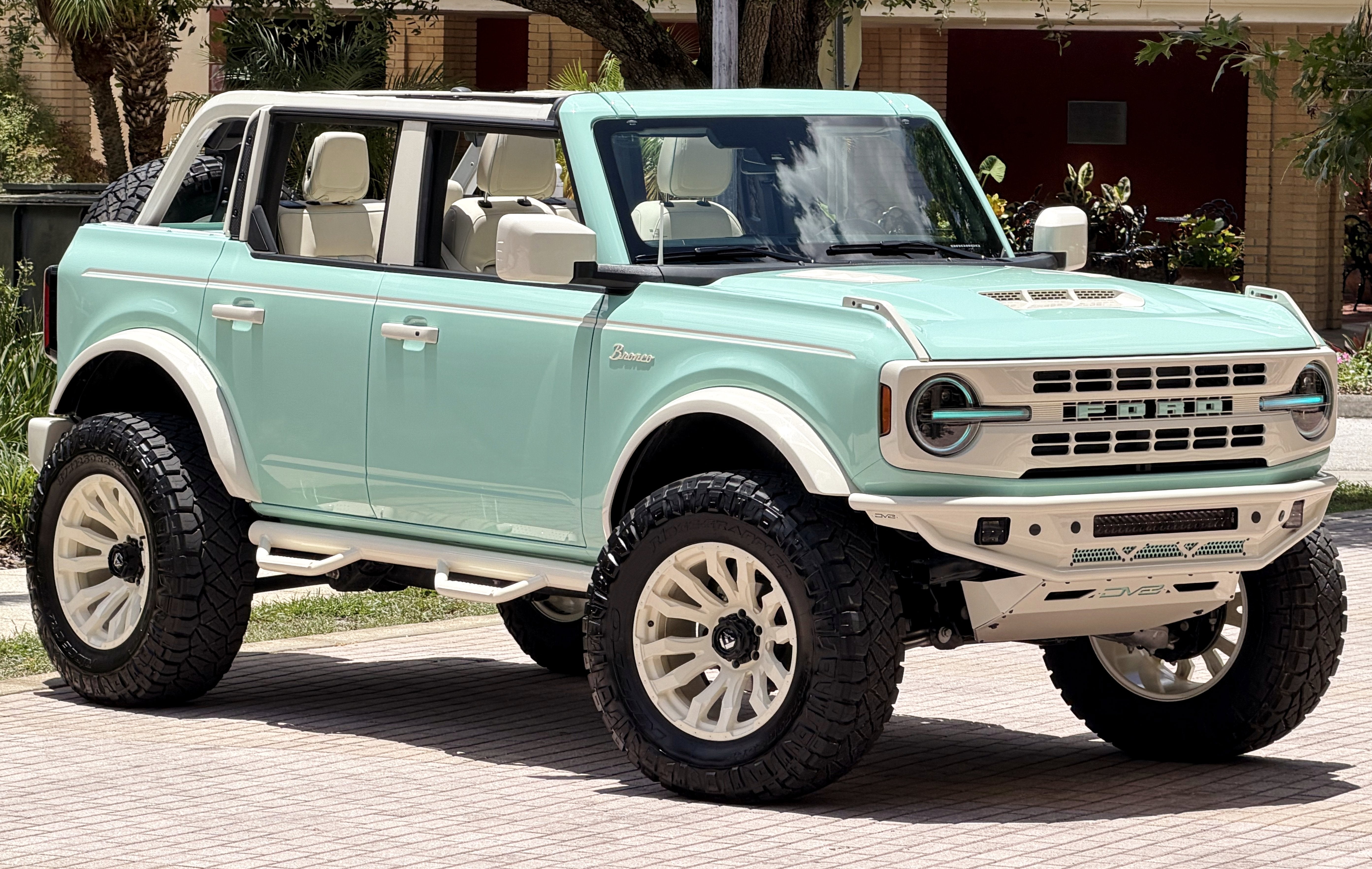 2025 Ford Bronco V6 Wimbledon White Retro Outer Banks Luxury Pkg Custom Lifted