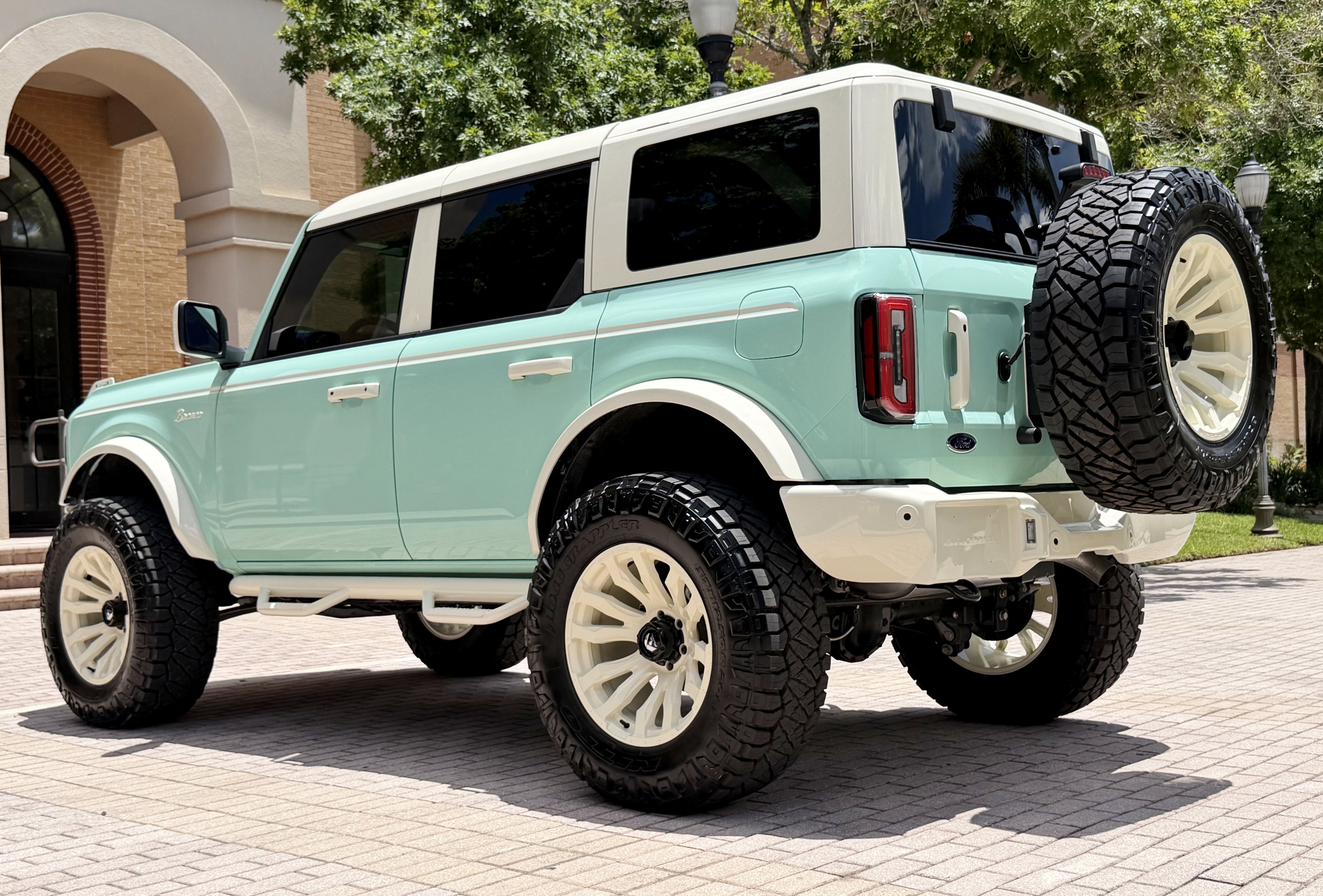 2025 Ford Bronco V6 Wimbledon White Retro Outer Banks Luxury Pkg Custom Lifted