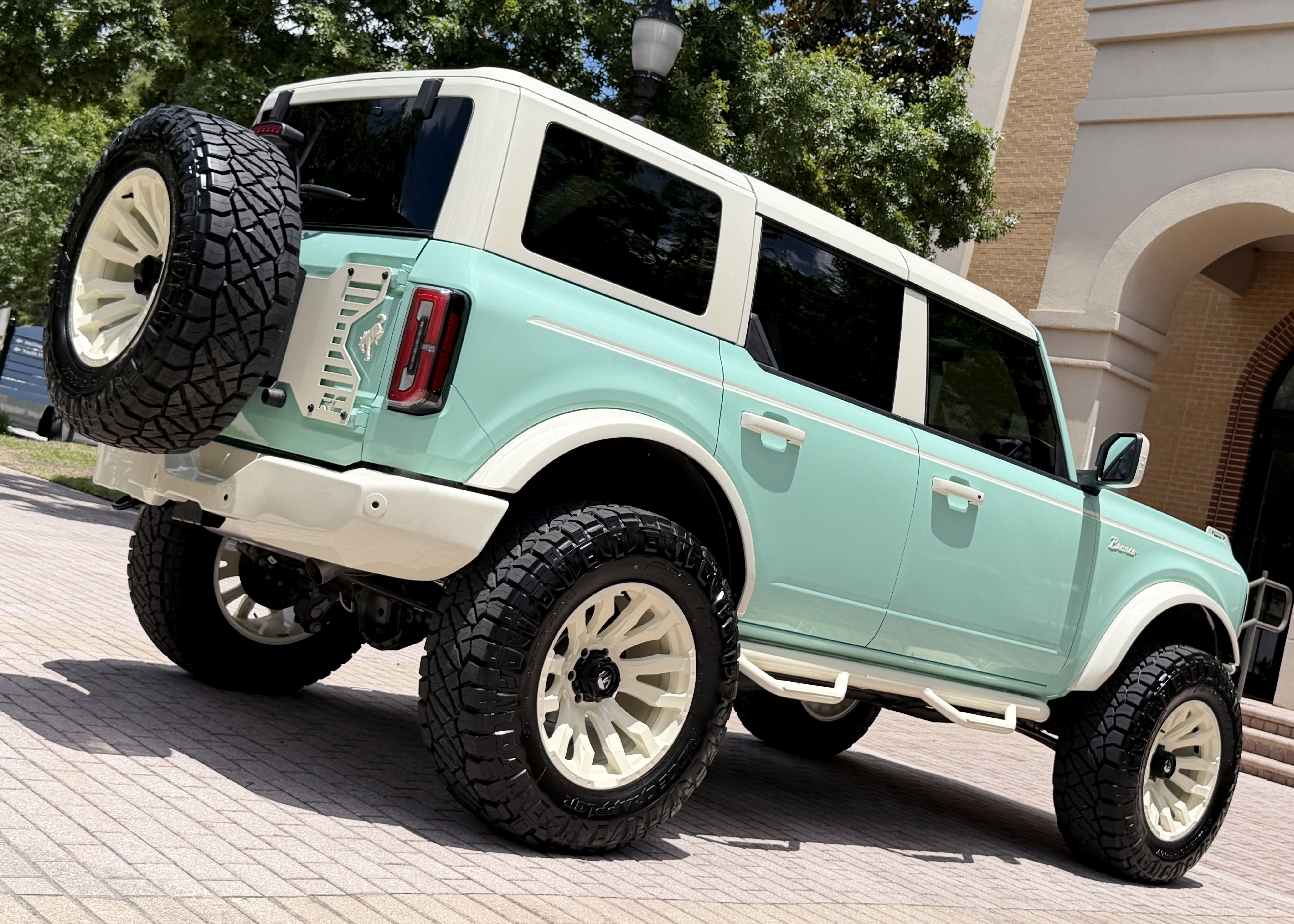 2025 Ford Bronco V6 Wimbledon White Retro Outer Banks Luxury Pkg Custom Lifted