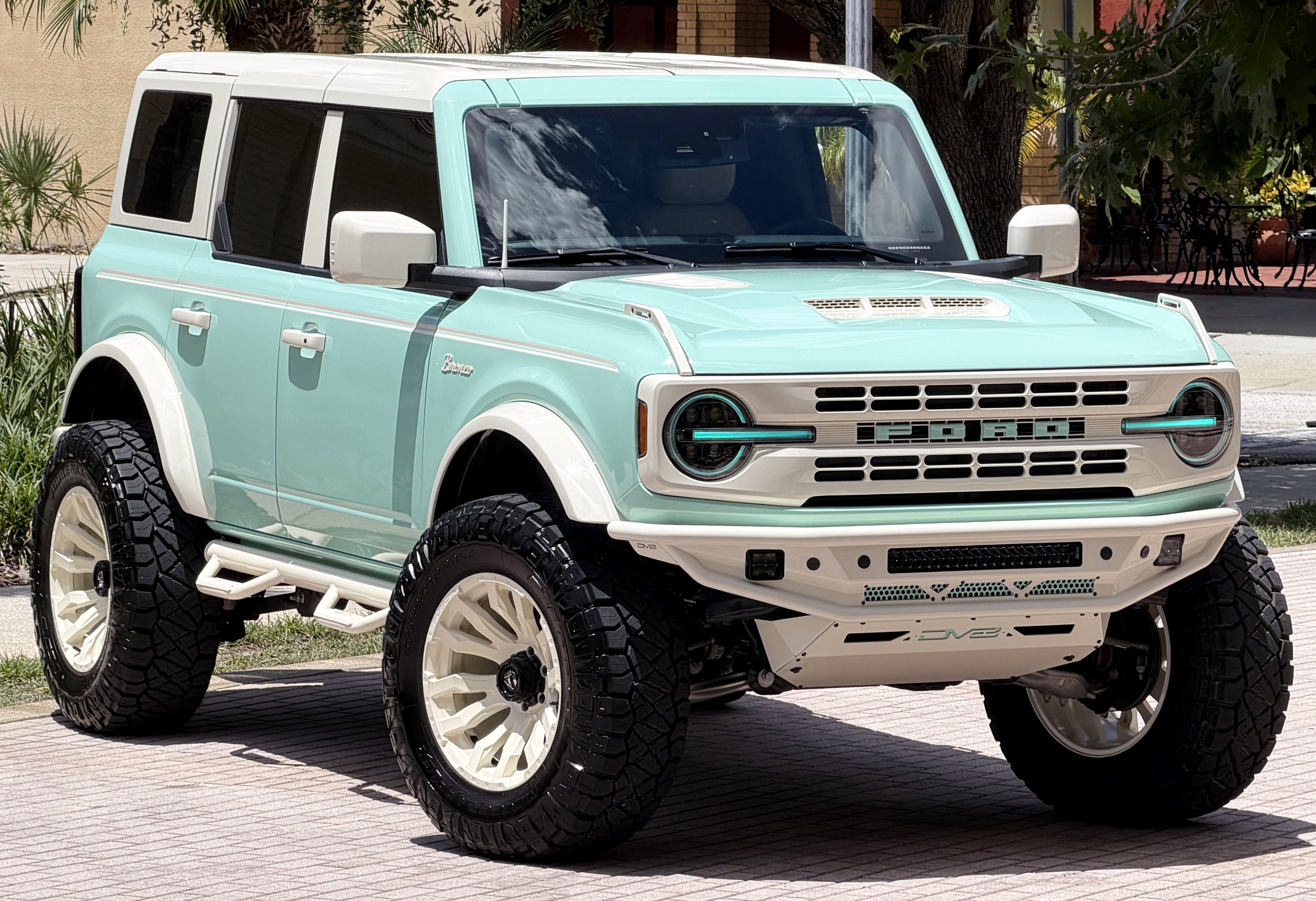 2025 Ford Bronco V6 Wimbledon White Retro Outer Banks Luxury Pkg Custom Lifted