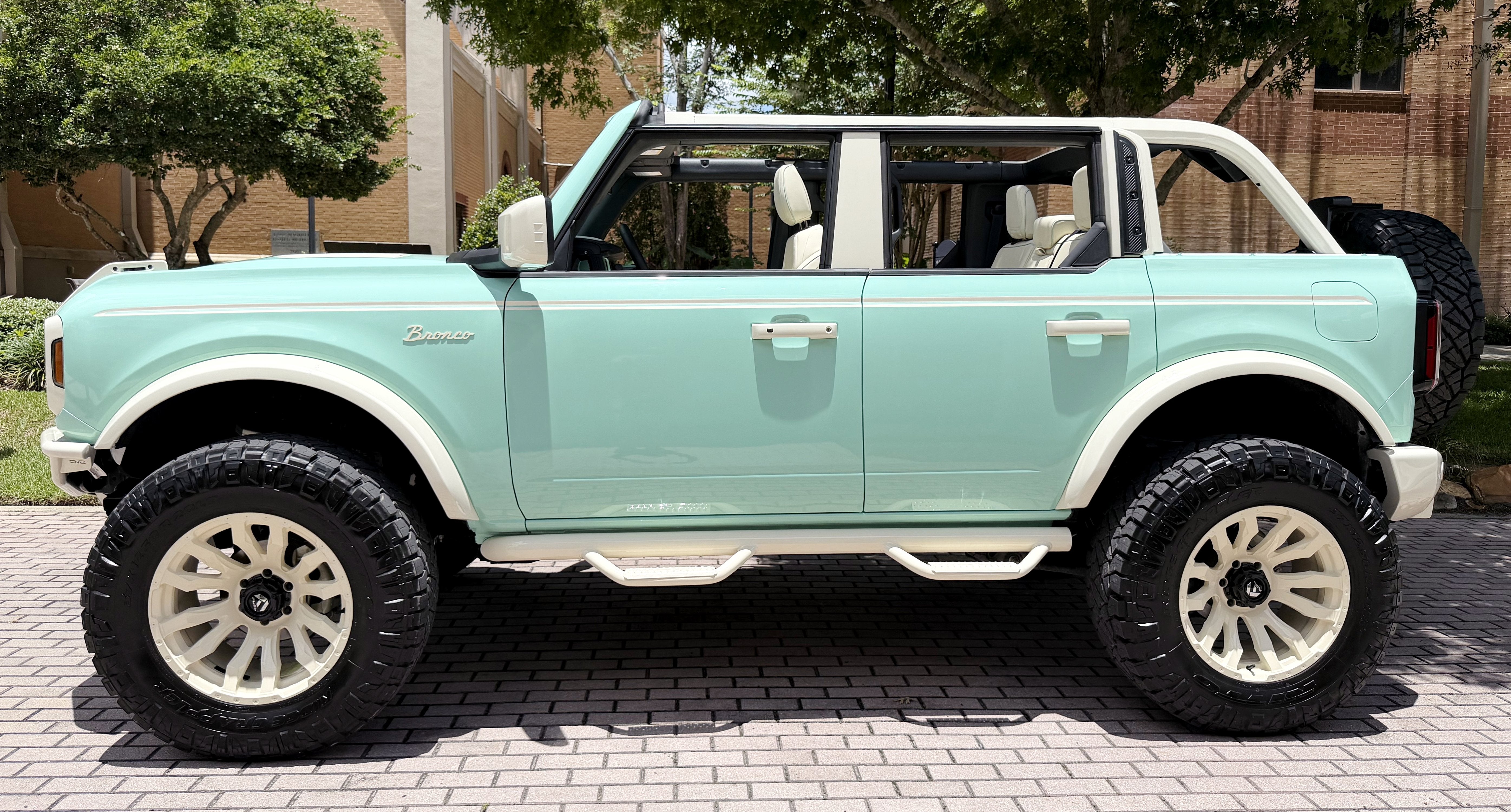 2025 Ford Bronco V6 Wimbledon White Retro Outer Banks Luxury Pkg Custom Lifted