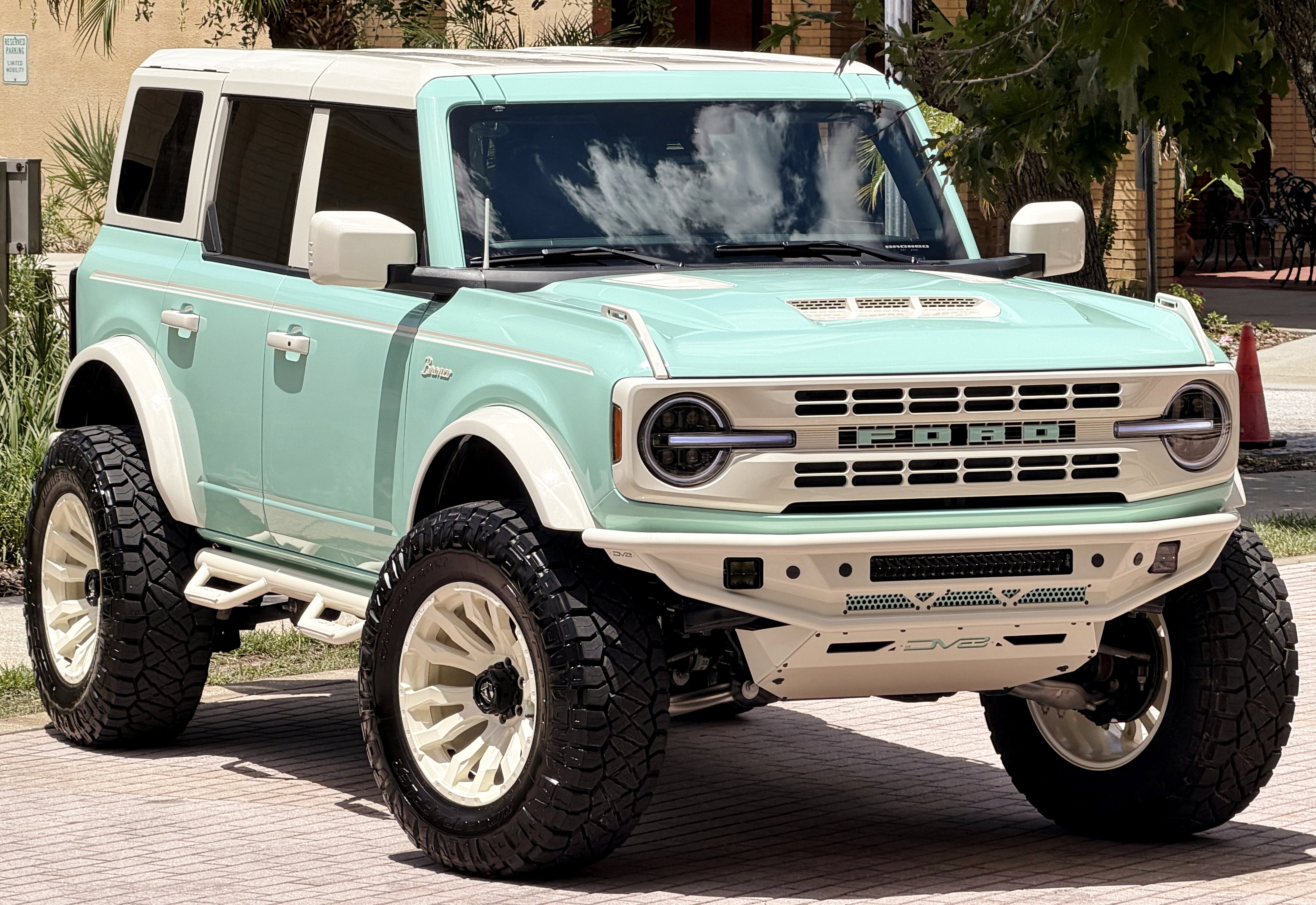 2025 Ford Bronco V6 Wimbledon White Retro Outer Banks Luxury Pkg Custom Lifted