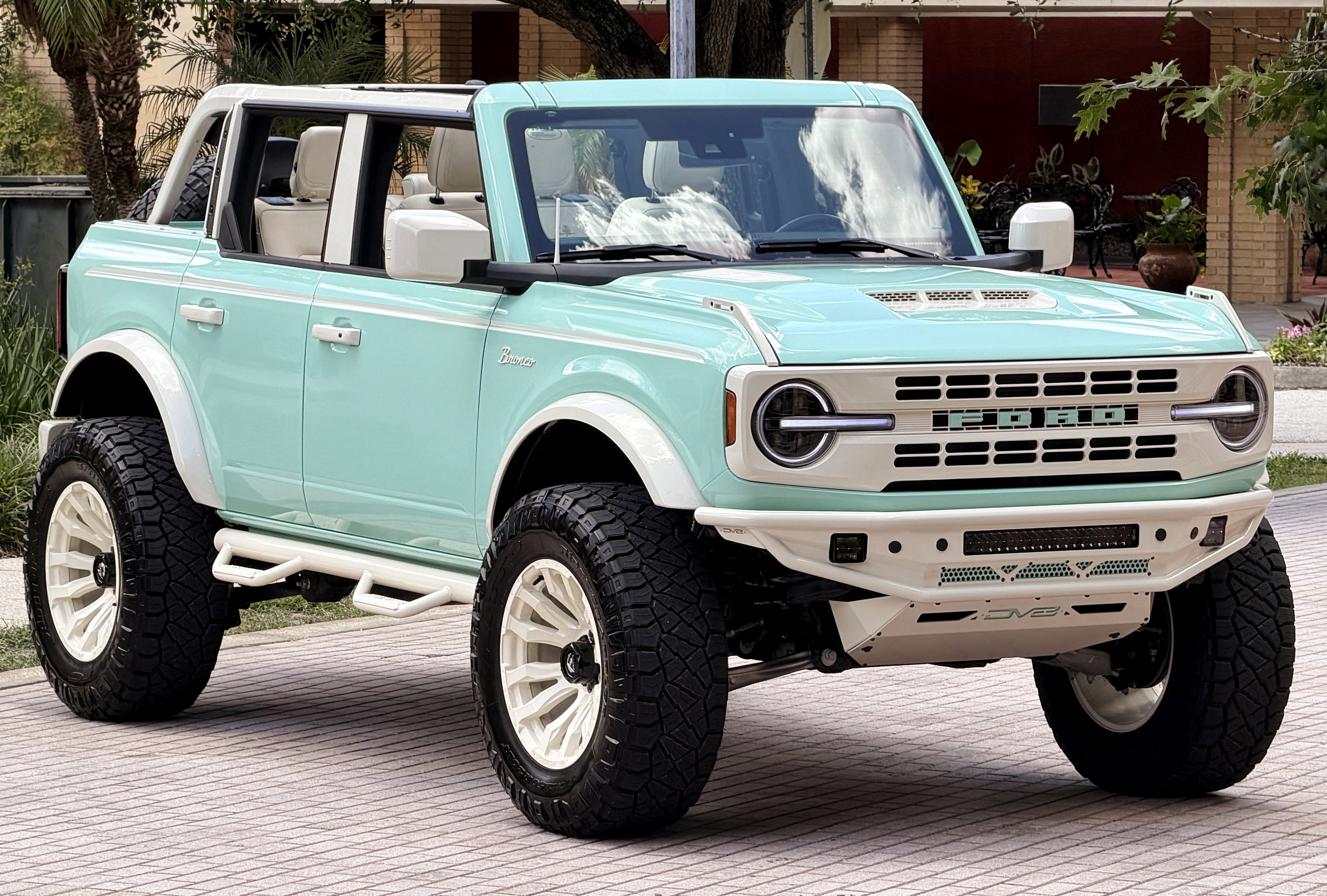 2025 Ford Bronco V6 Wimbledon White Retro Outer Banks Luxury Pkg Custom Lifted