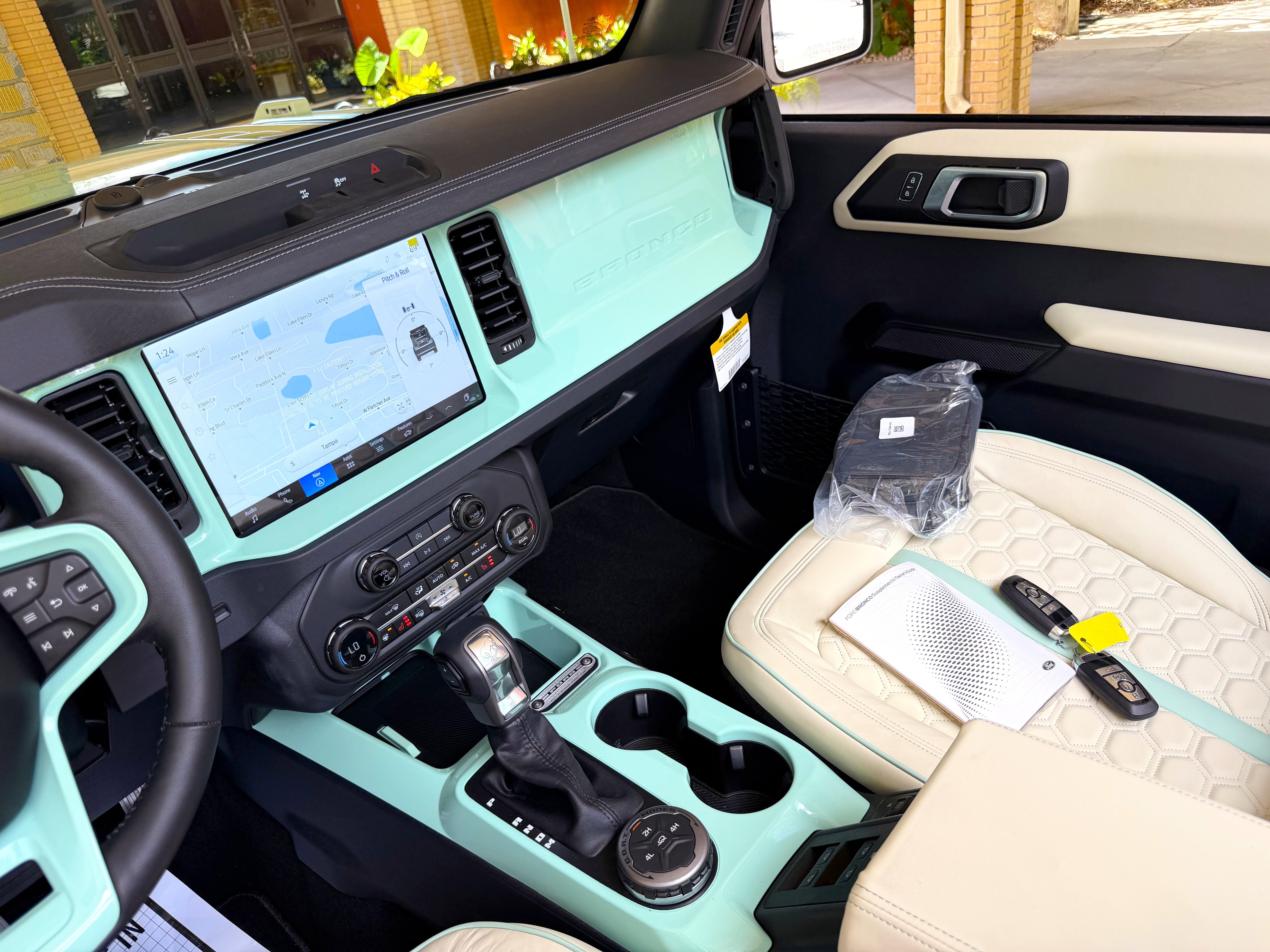 2025 Ford Bronco V6 Wimbledon White Retro Outer Banks Luxury Pkg Custom Lifted