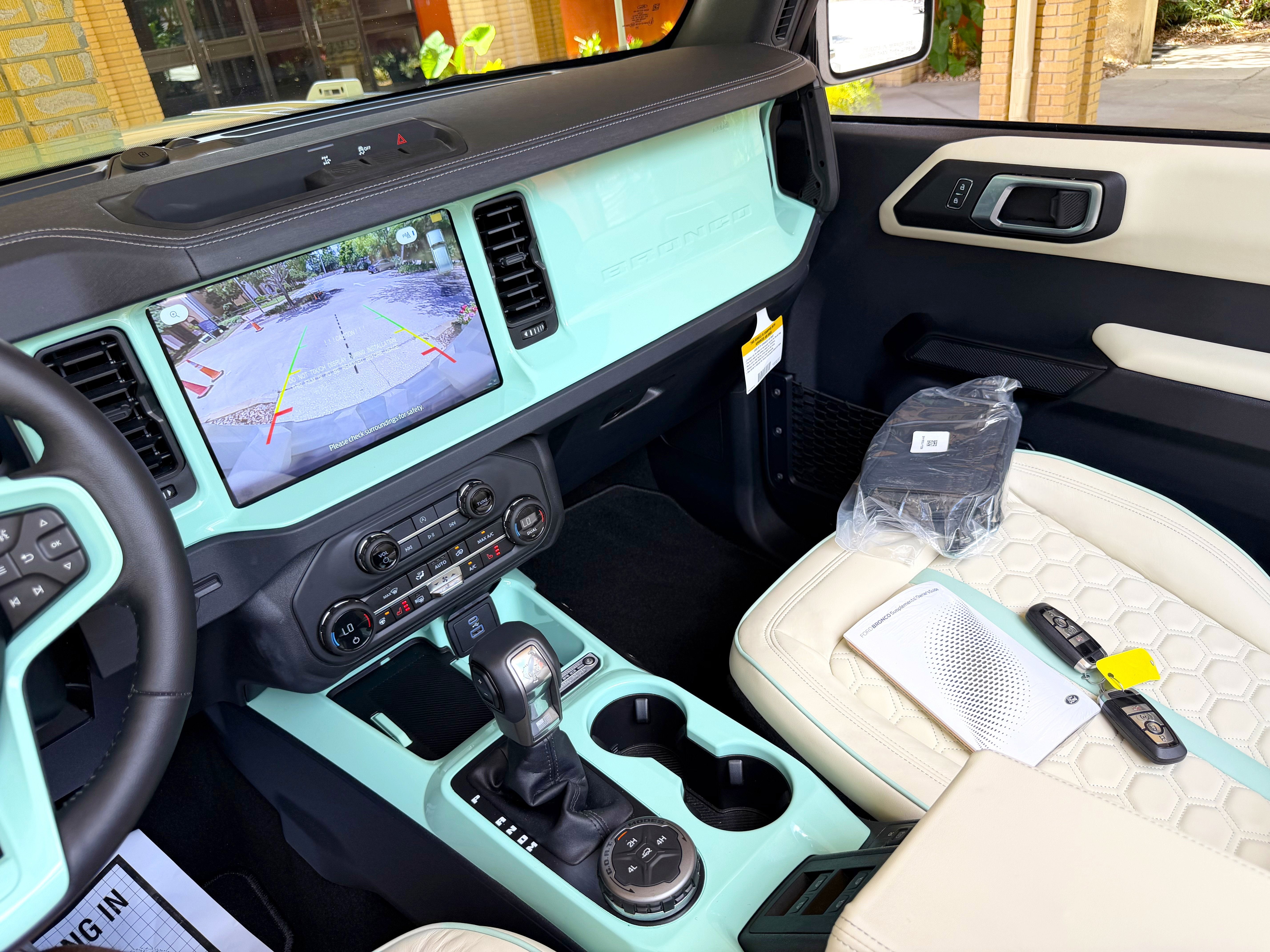 2025 Ford Bronco V6 Wimbledon White Retro Outer Banks Luxury Pkg Custom Lifted