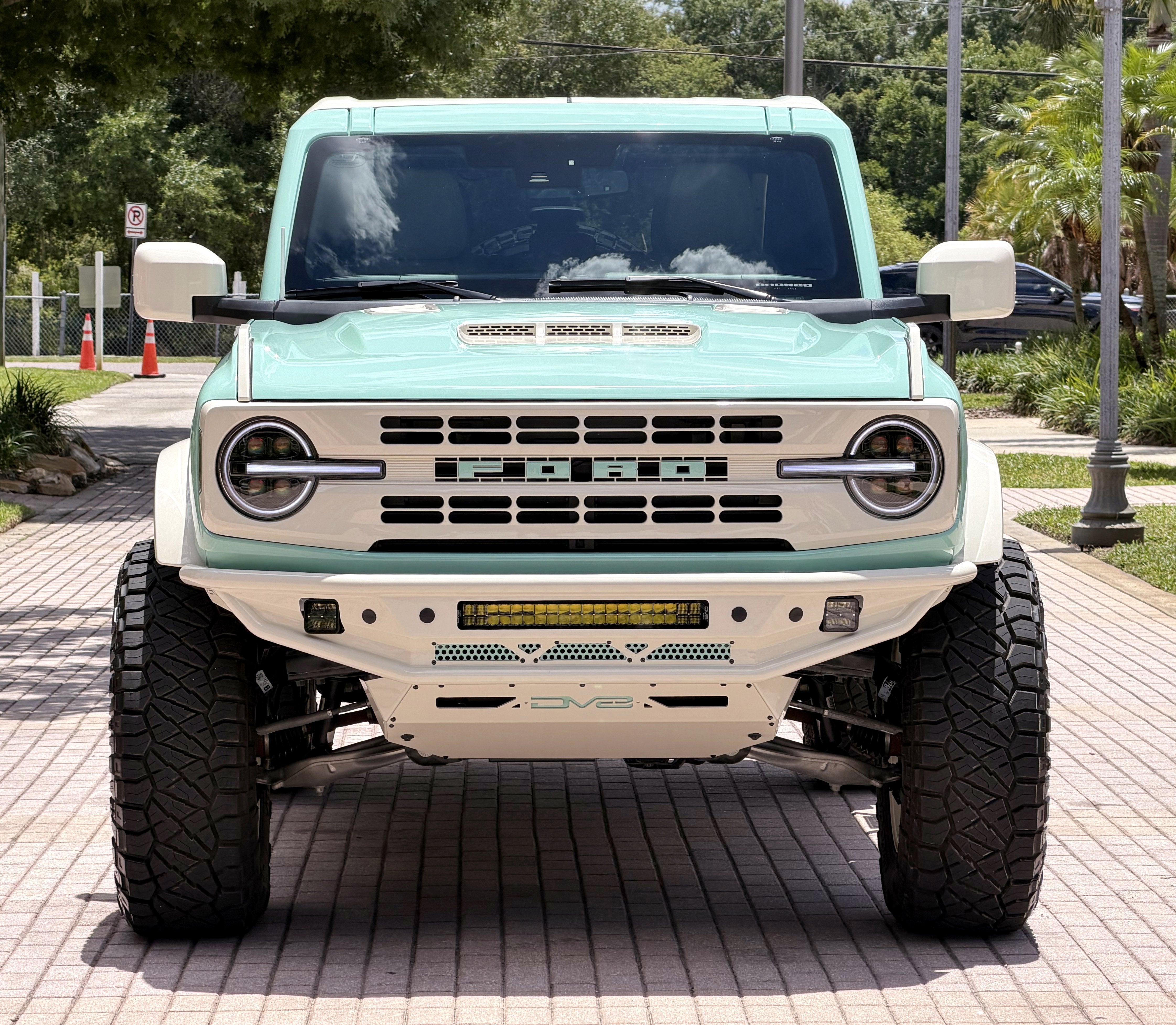 2025 Ford Bronco V6 Wimbledon White Retro Outer Banks Luxury Pkg Custom Lifted