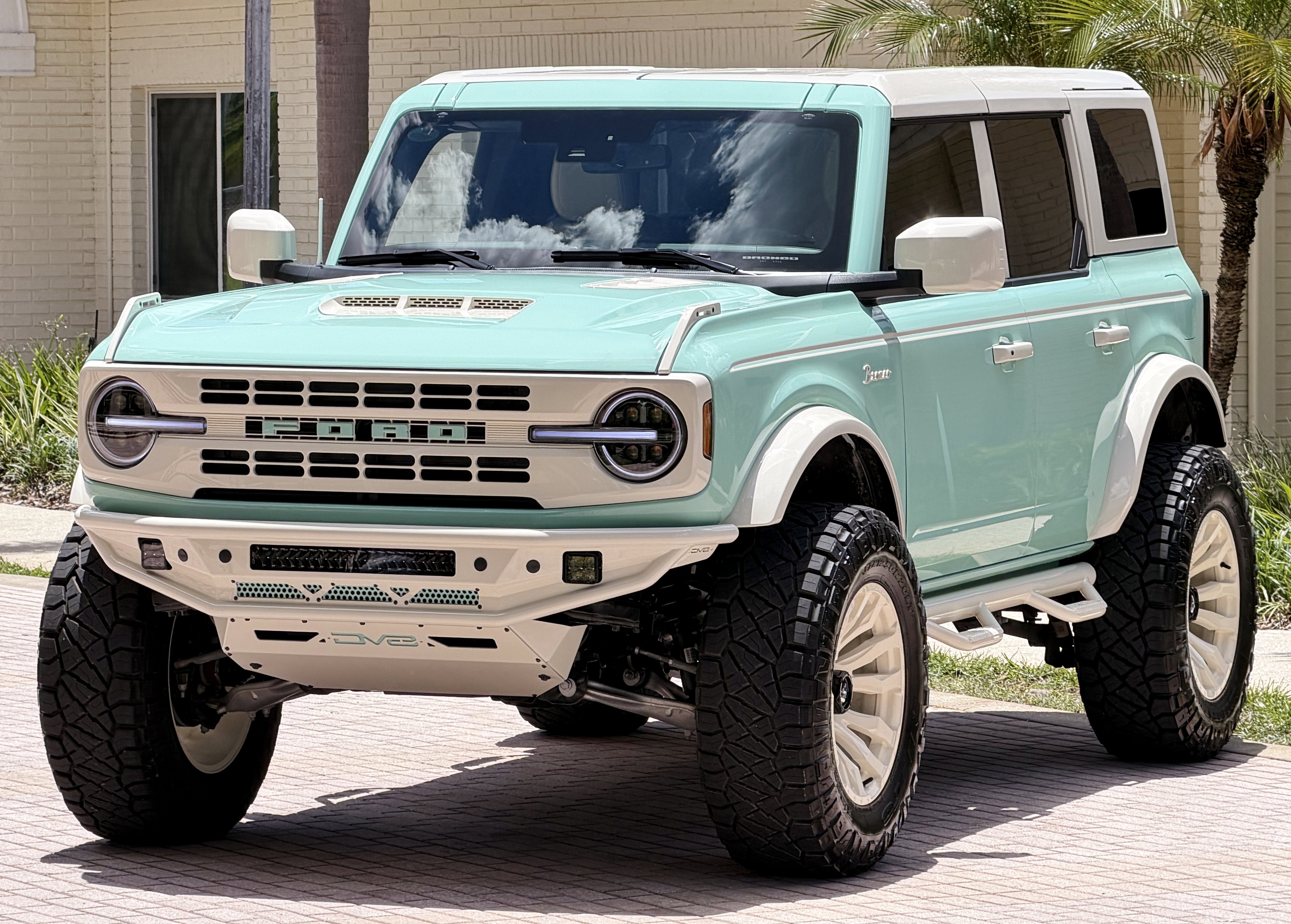 2025 Ford Bronco V6 Wimbledon White Retro Outer Banks Luxury Pkg Custom Lifted