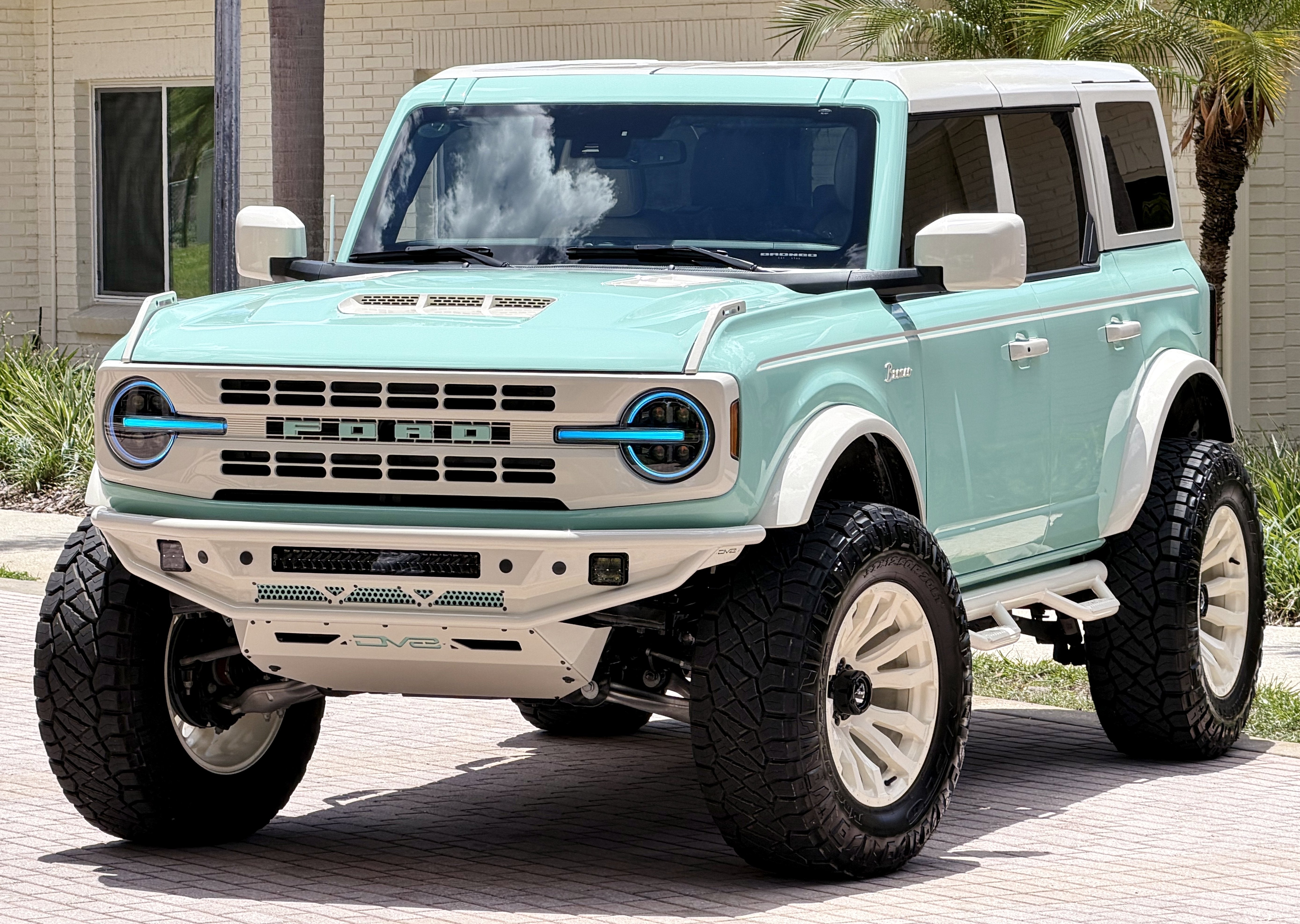2025 Ford Bronco V6 Wimbledon White Retro Outer Banks Luxury Pkg Custom Lifted