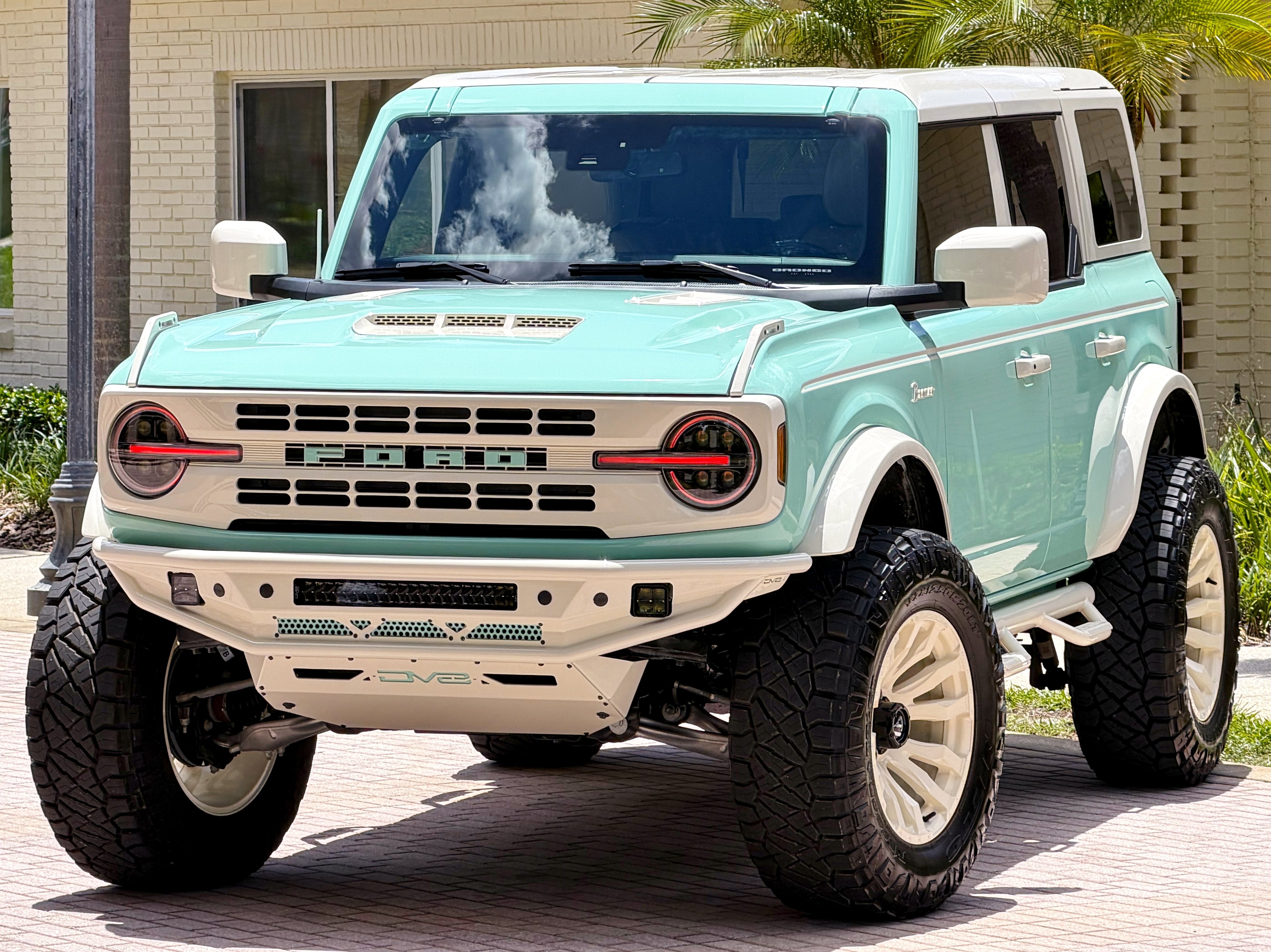 2025 Ford Bronco V6 Wimbledon White Retro Outer Banks Luxury Pkg Custom Lifted
