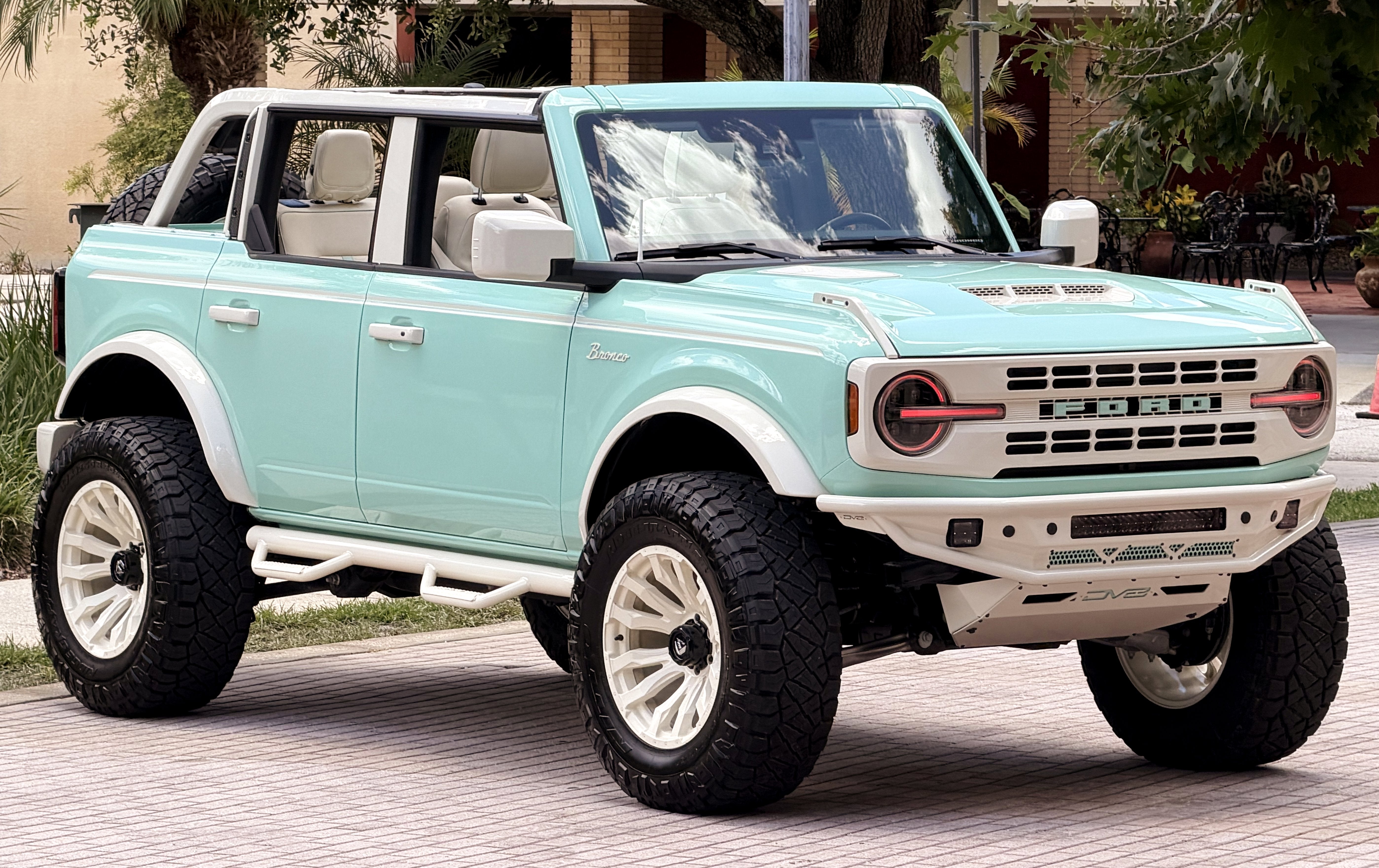2025 Ford Bronco V6 Wimbledon White Retro Outer Banks Luxury Pkg Custom Lifted