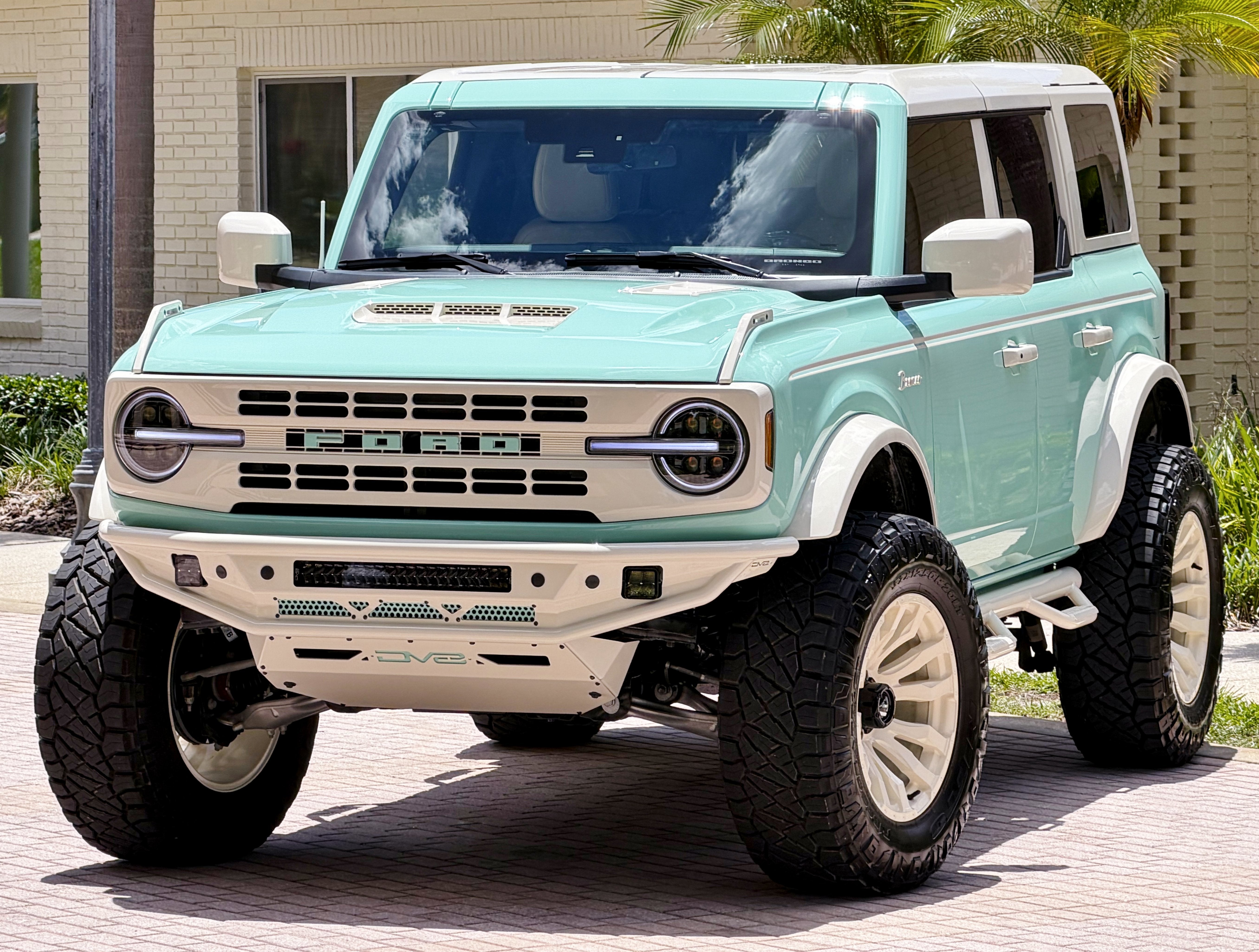 2025 Ford Bronco V6 Wimbledon White & Jade Retro Outer Banks Custom Lifted