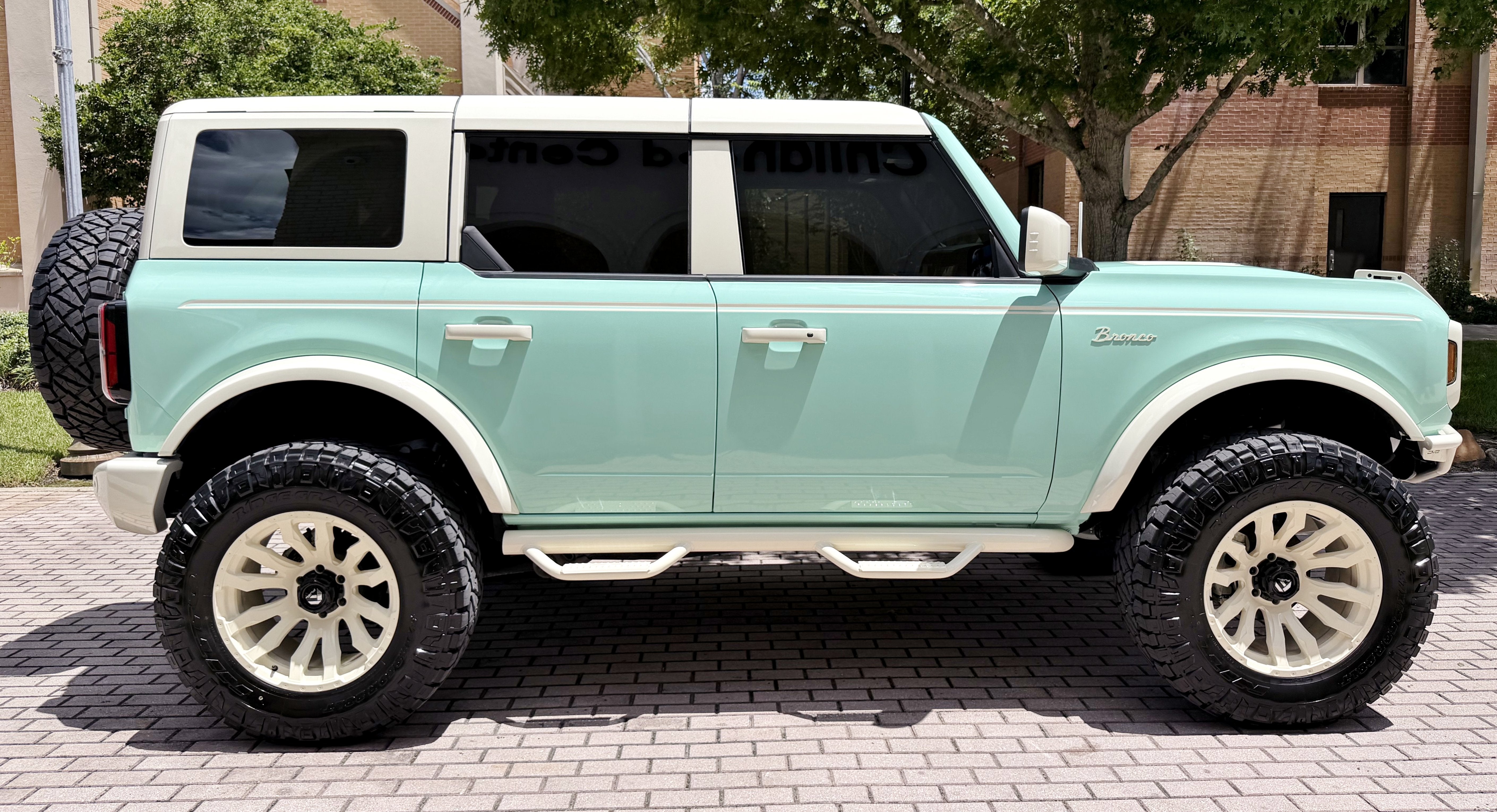2025 Ford Bronco V6 Wimbledon White Retro Outer Banks Luxury Pkg Custom Lifted