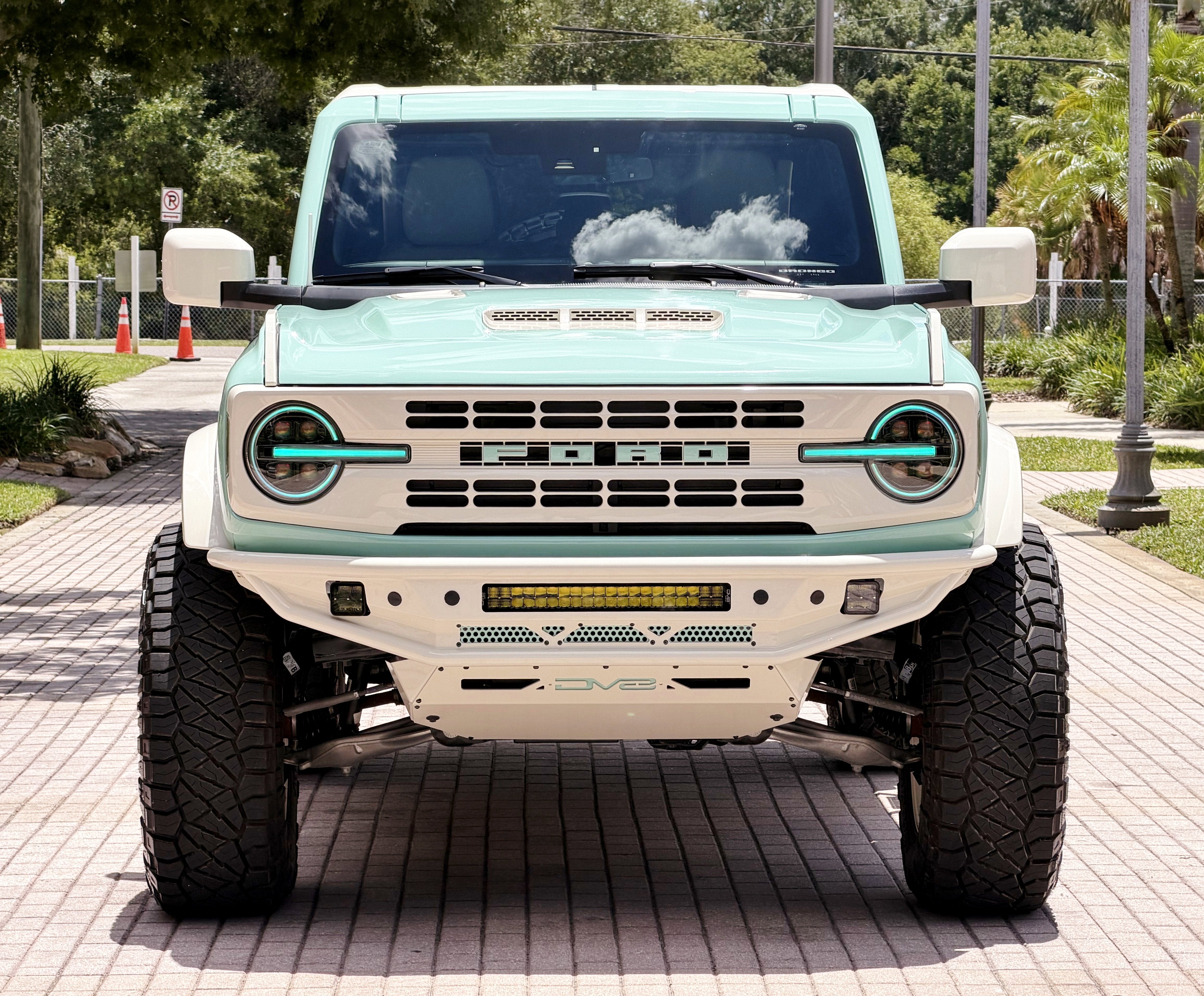 2025 Ford Bronco V6 Wimbledon White Retro Outer Banks Luxury Pkg Custom Lifted