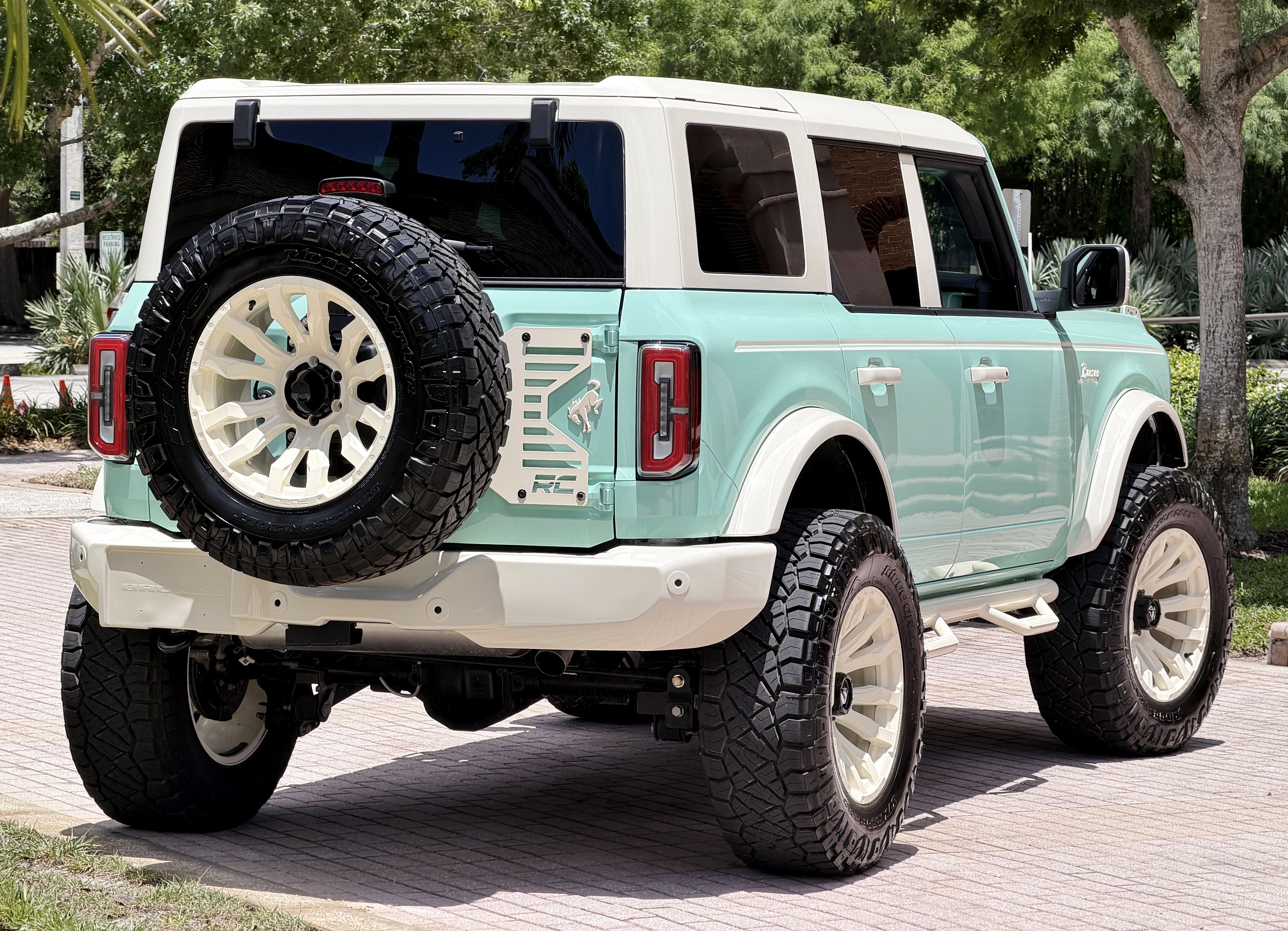 2025 Ford Bronco V6 Wimbledon White Retro Outer Banks Luxury Pkg Custom Lifted