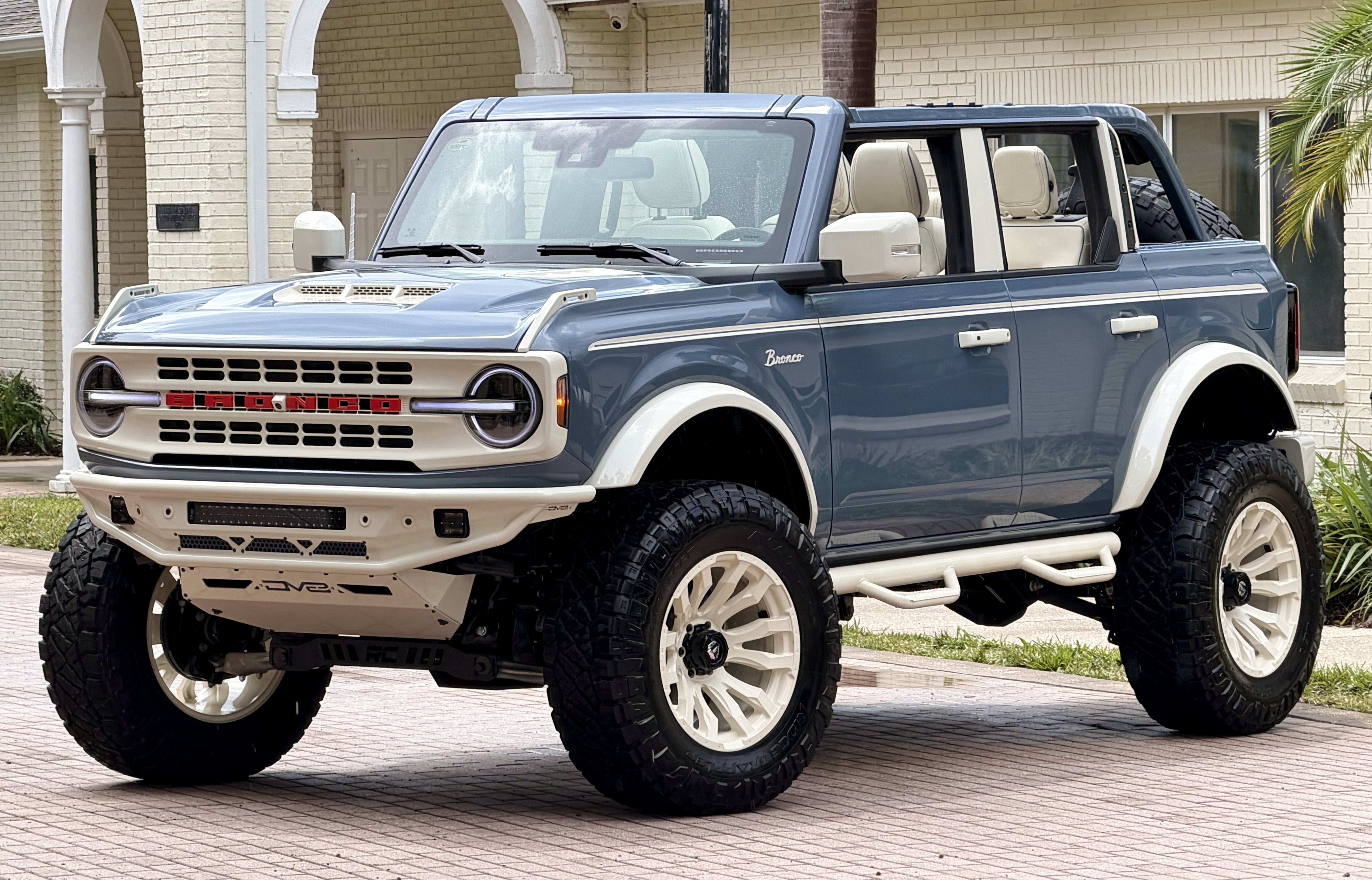 2025 Ford Bronco V6 Wimbledon White & Azure Retro Outer Banks Custom Lifted