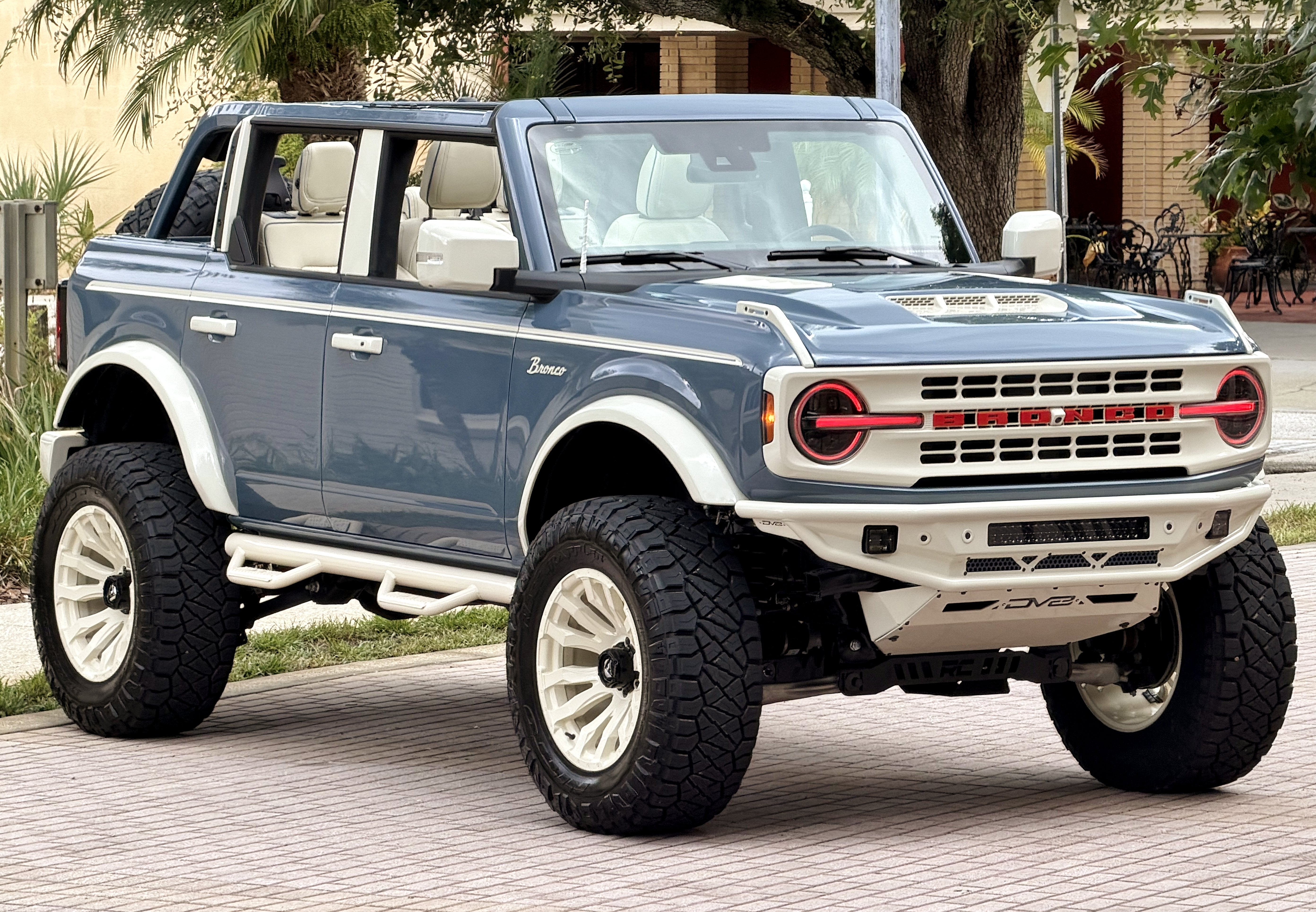 2025 Ford Bronco V6 Wimbledon White & Azure Retro Outer Banks Custom Lifted