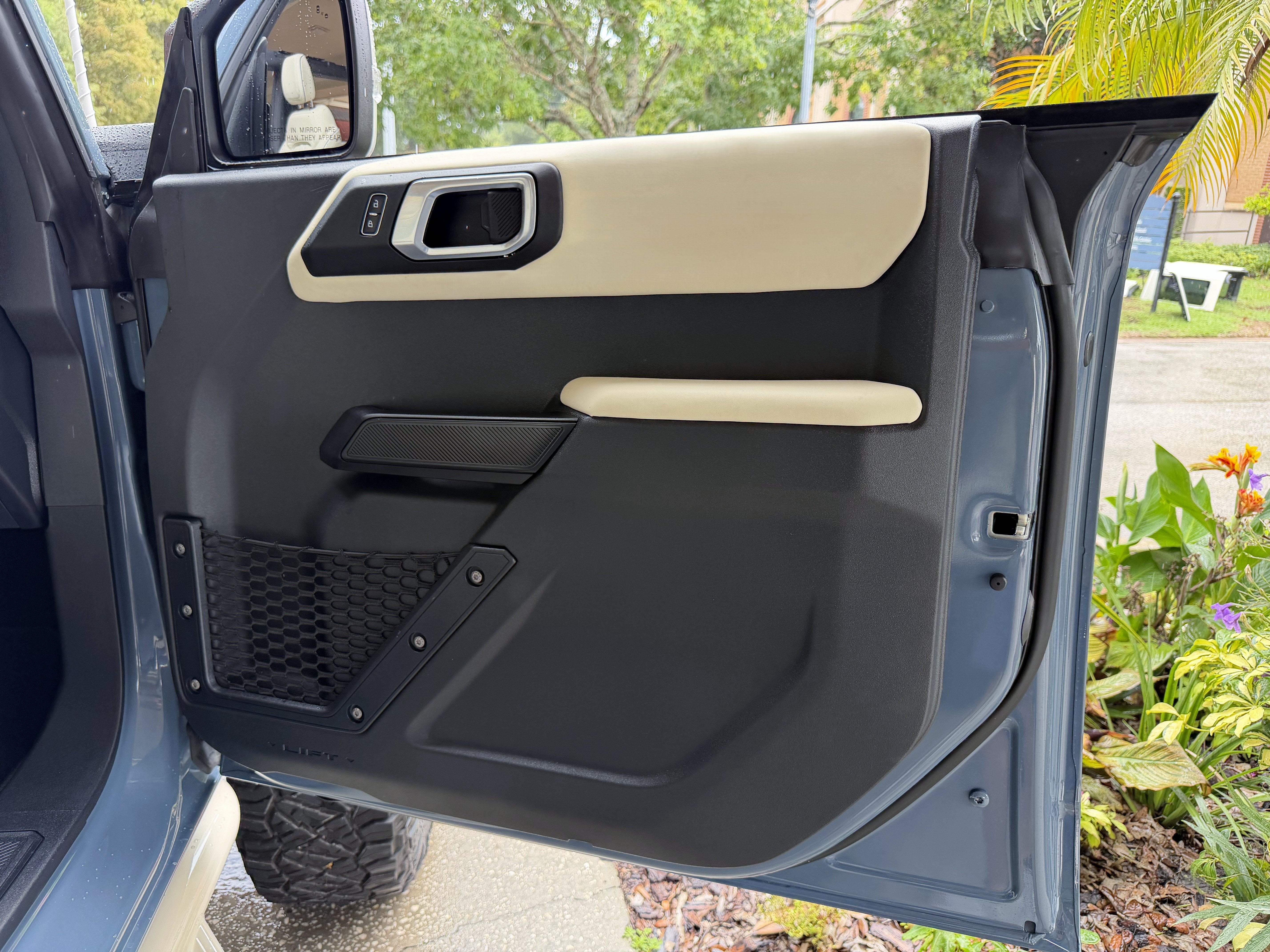 2025 Ford Bronco V6 Wimbledon White & Azure Retro Outer Banks Custom Lifted