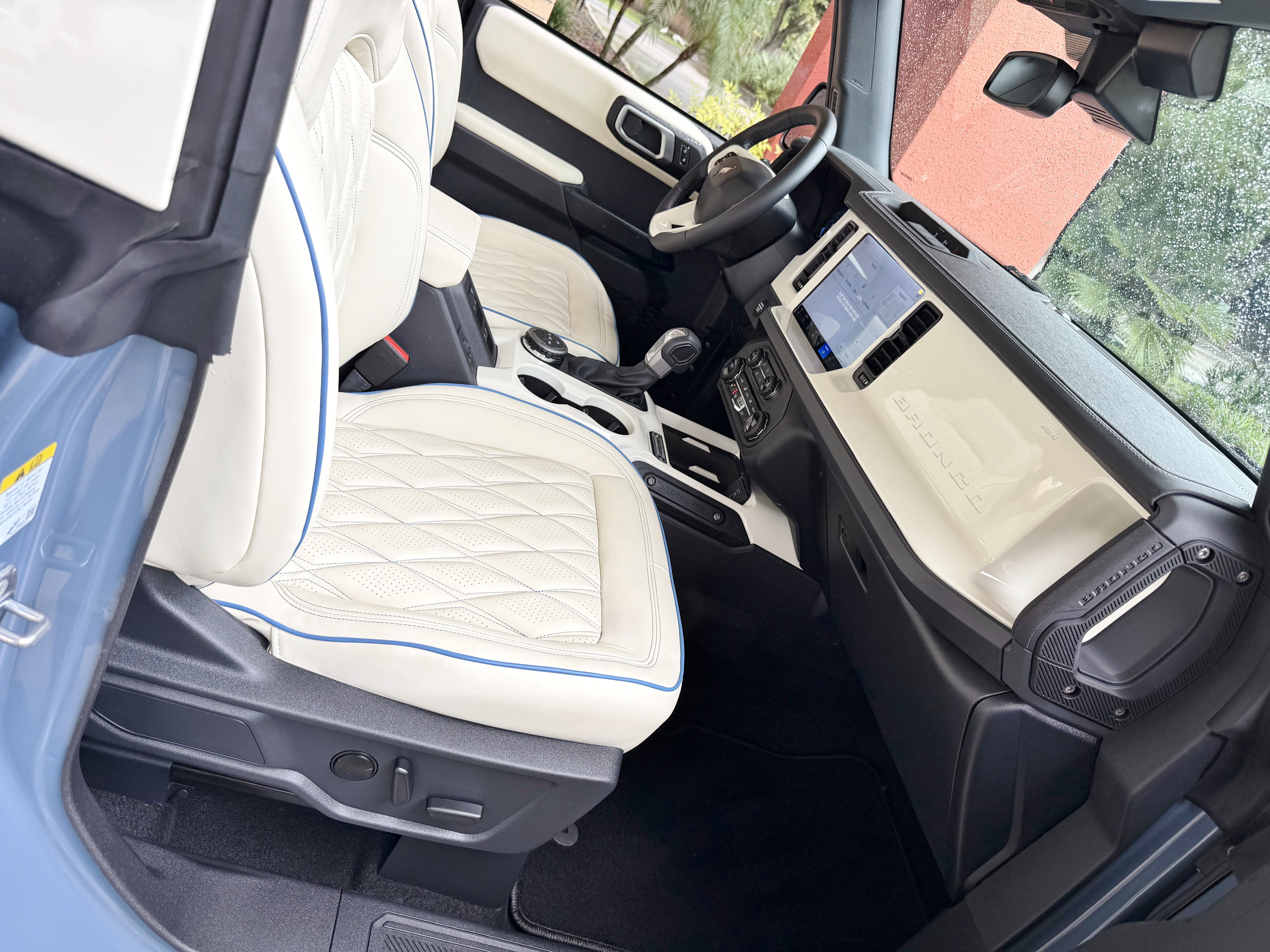 2025 Ford Bronco V6 Wimbledon White & Azure Retro Outer Banks Custom Lifted