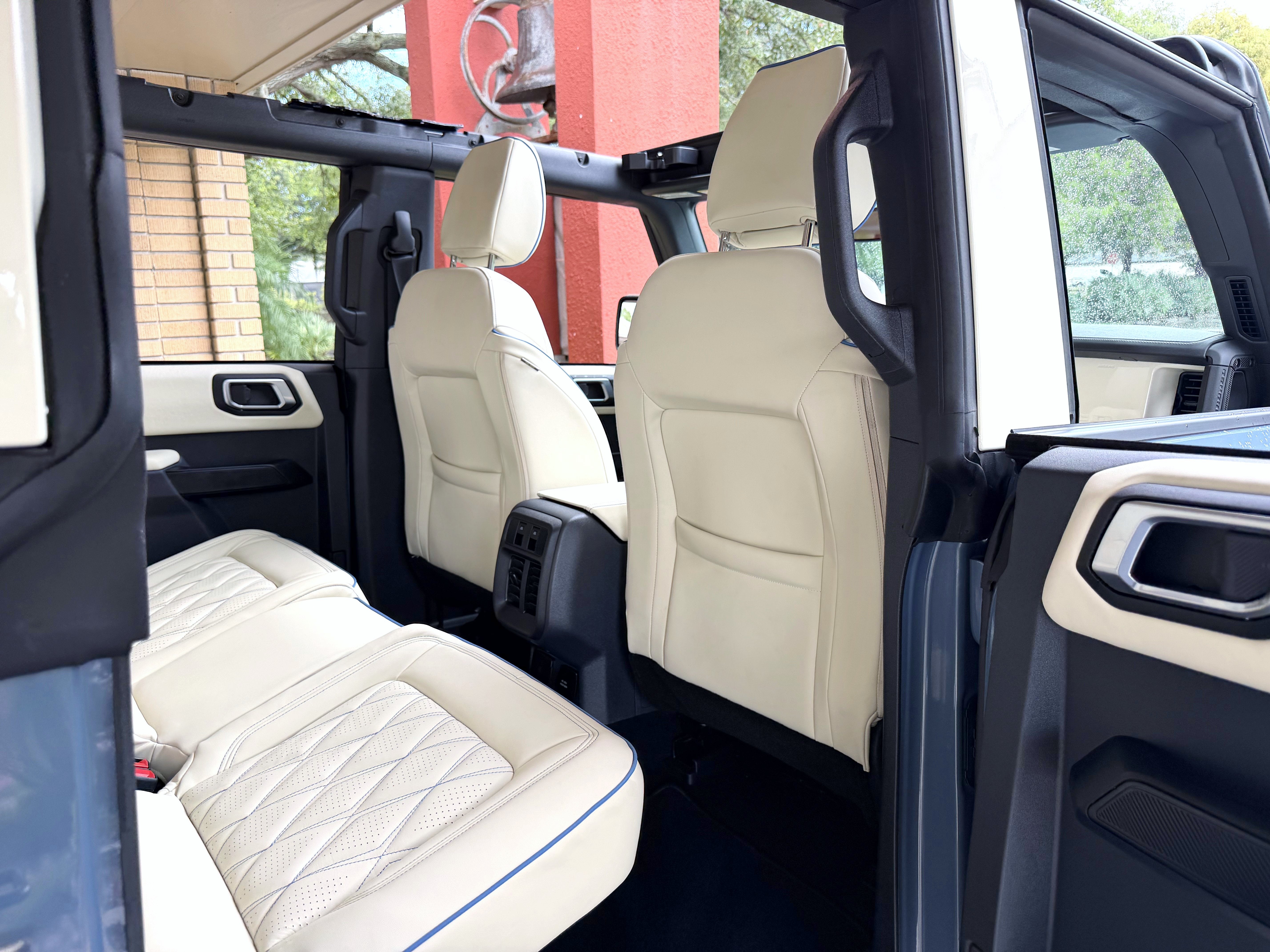 2025 Ford Bronco V6 Wimbledon White & Azure Retro Outer Banks Custom Lifted