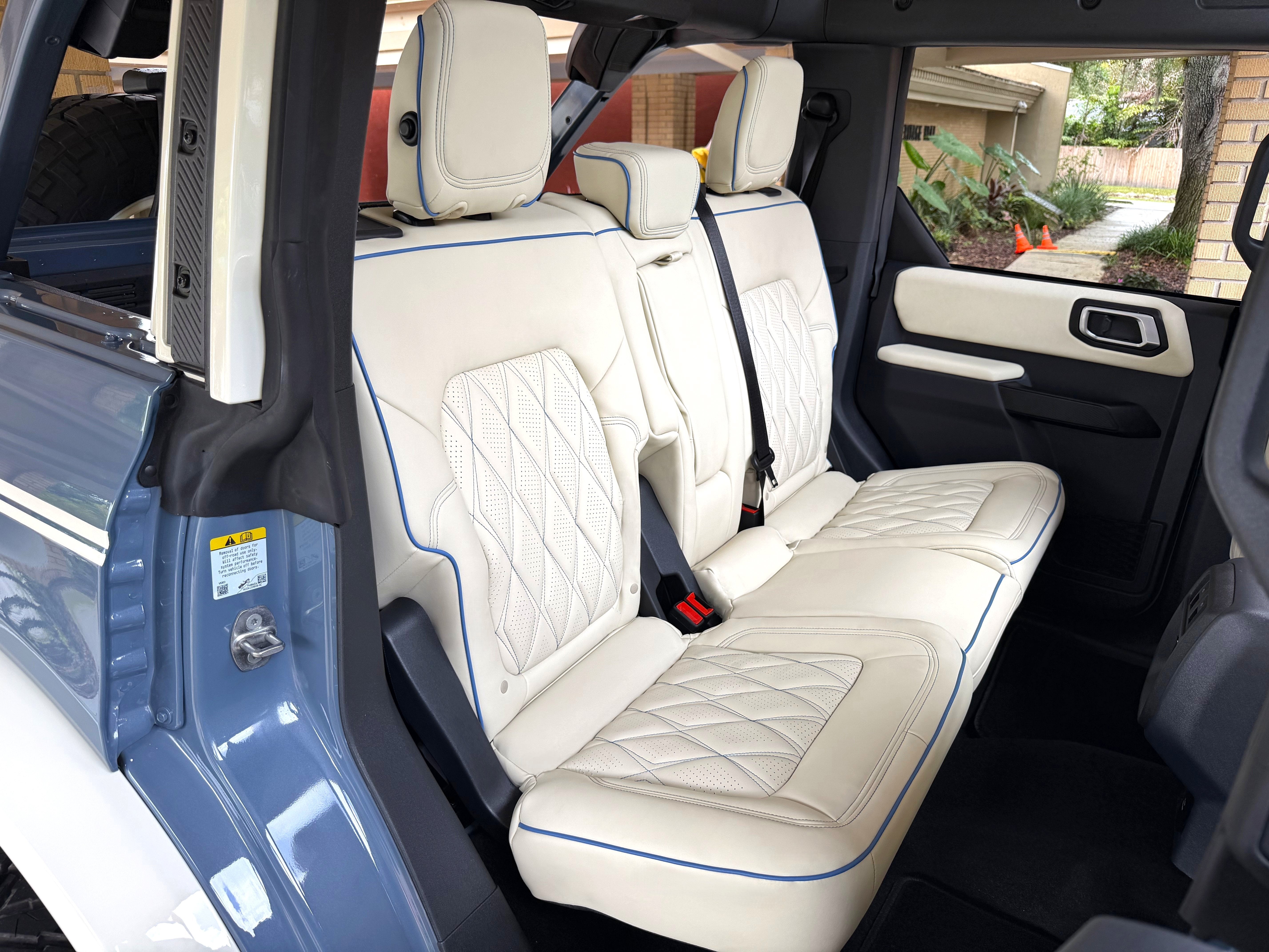 2025 Ford Bronco V6 Wimbledon White & Azure Retro Outer Banks Custom Lifted
