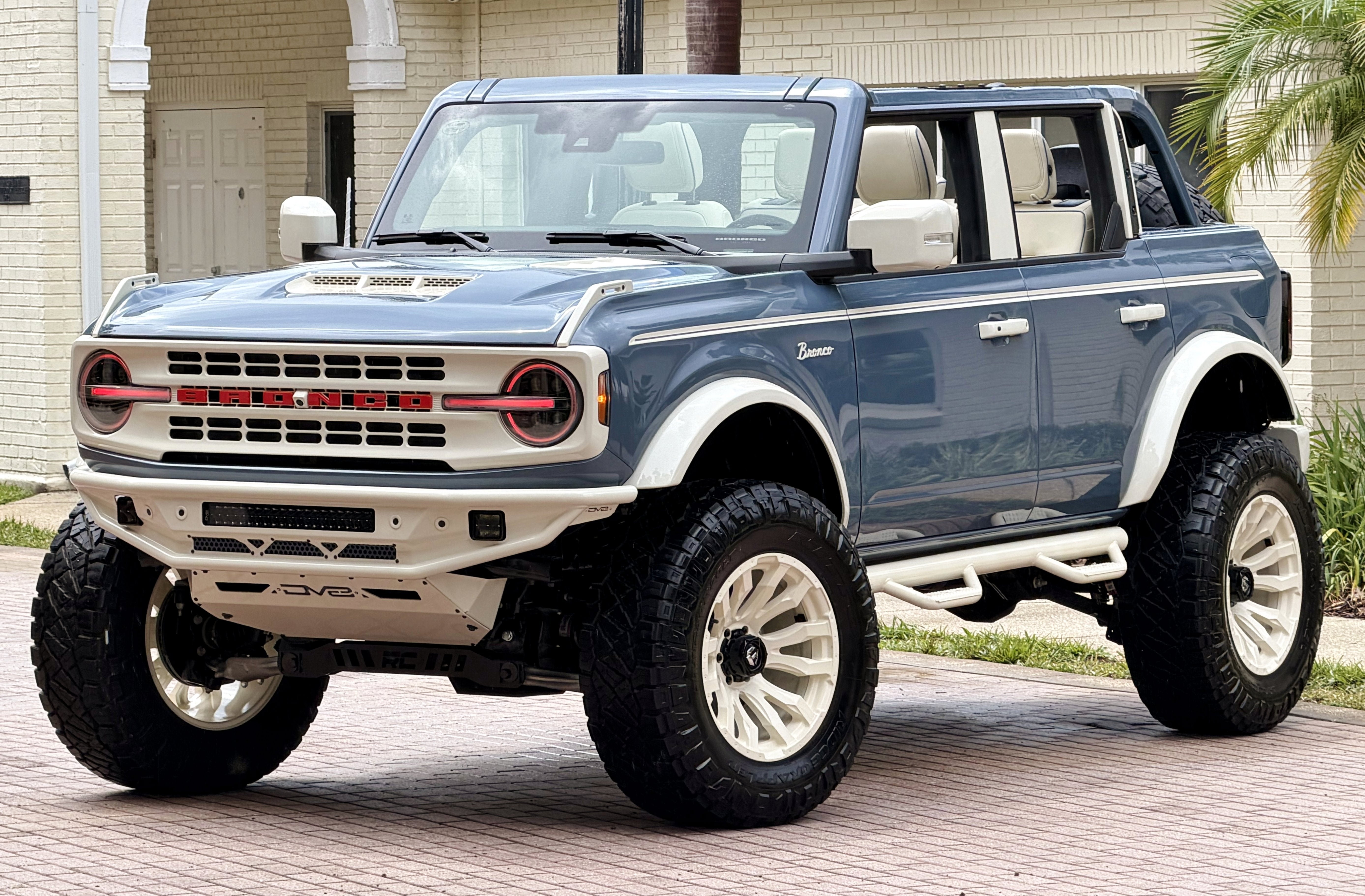 2025 Ford Bronco V6 Wimbledon White & Azure Retro Outer Banks Custom Lifted