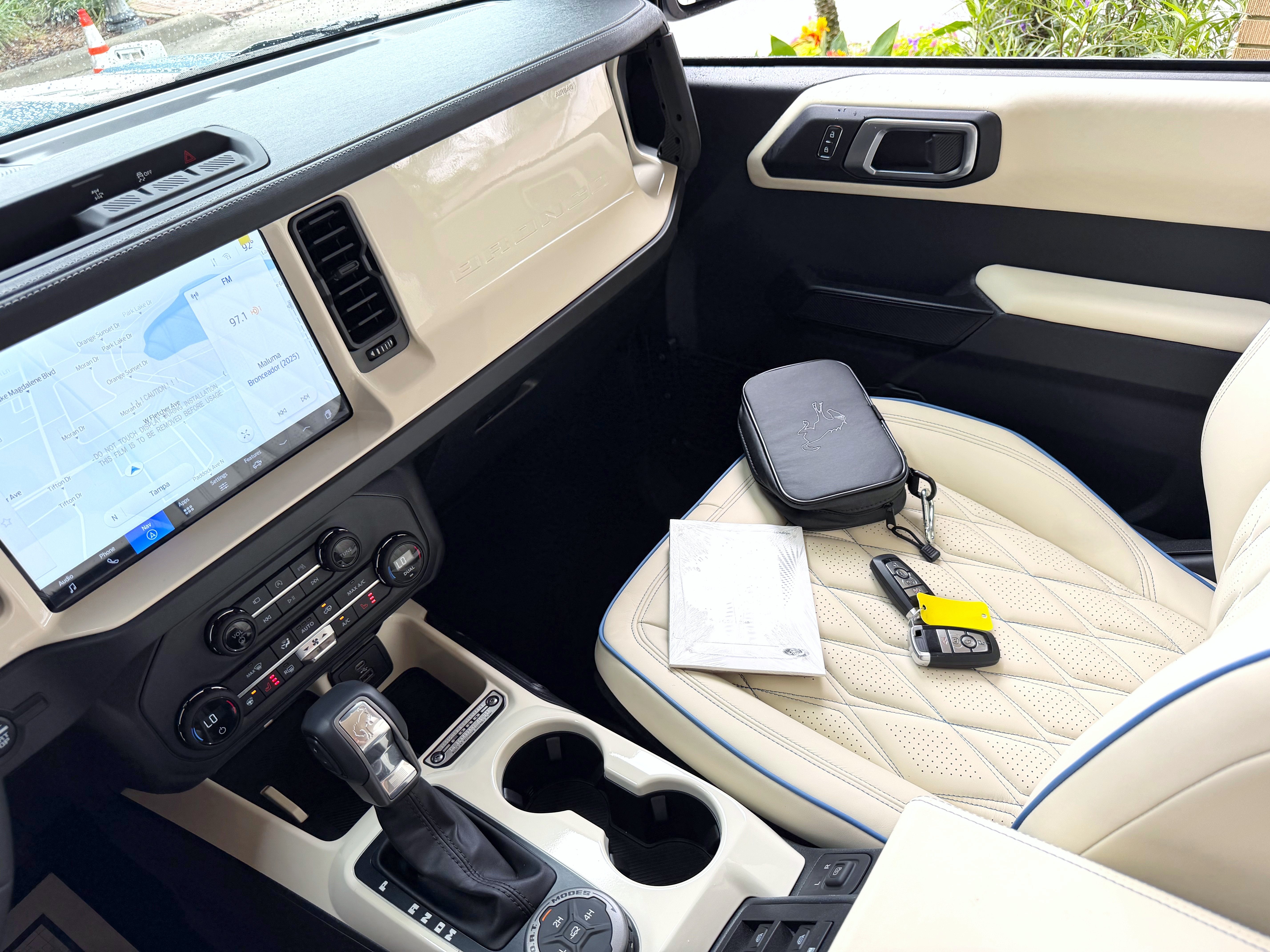 2025 Ford Bronco V6 Wimbledon White & Azure Retro Outer Banks Custom Lifted