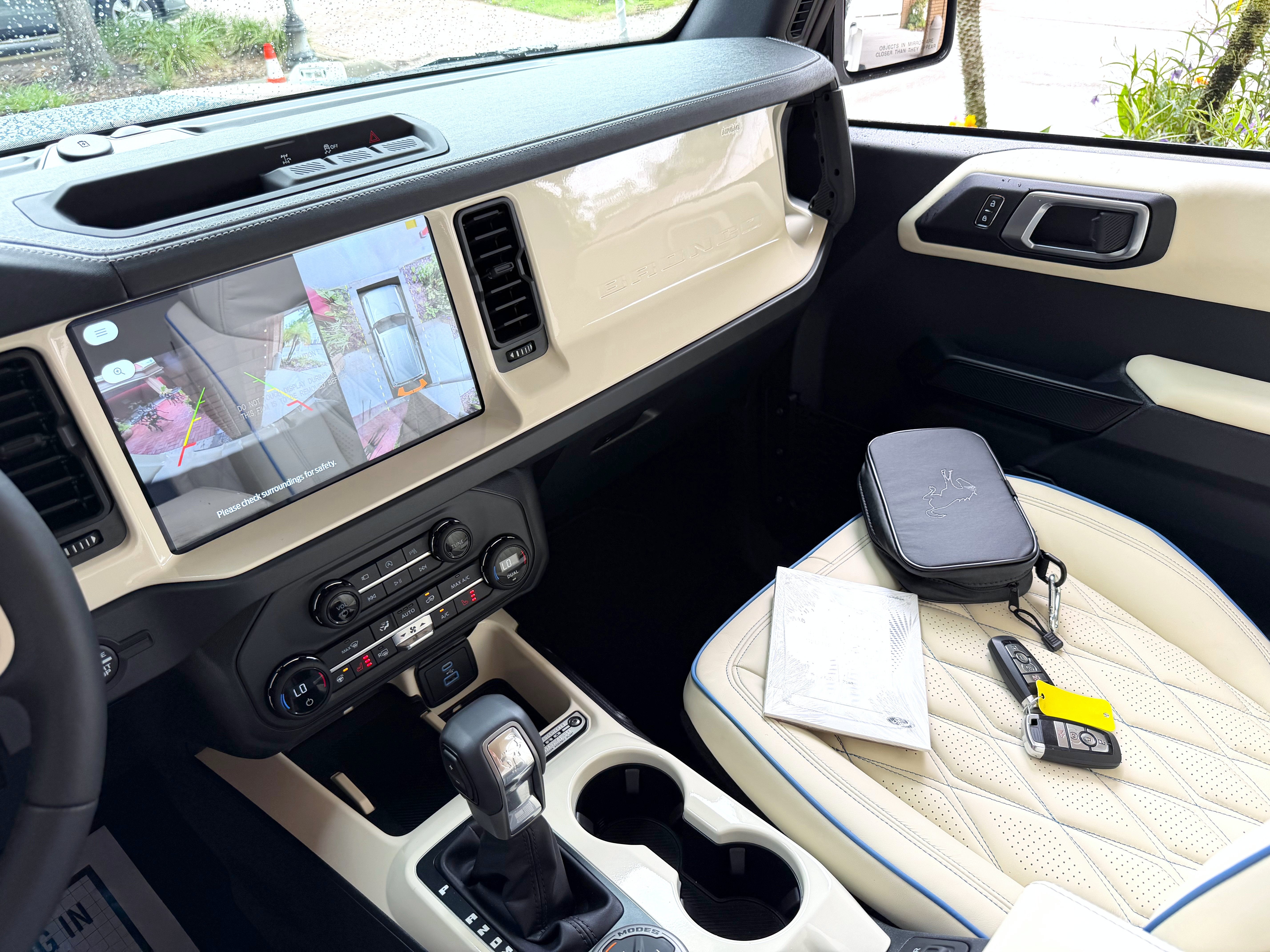2025 Ford Bronco V6 Wimbledon White & Azure Retro Outer Banks Custom Lifted