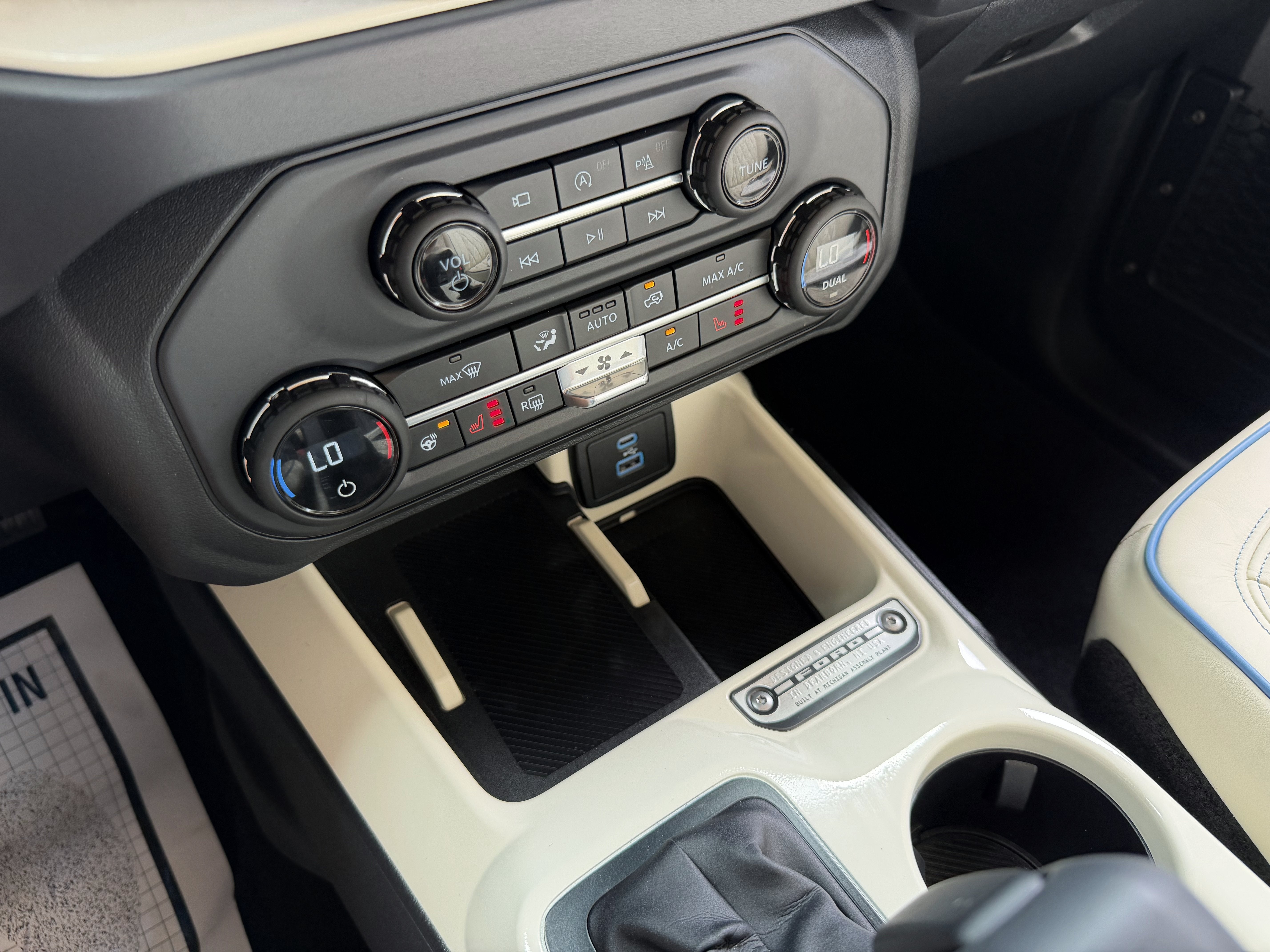 2025 Ford Bronco V6 Wimbledon White & Azure Retro Outer Banks Custom Lifted
