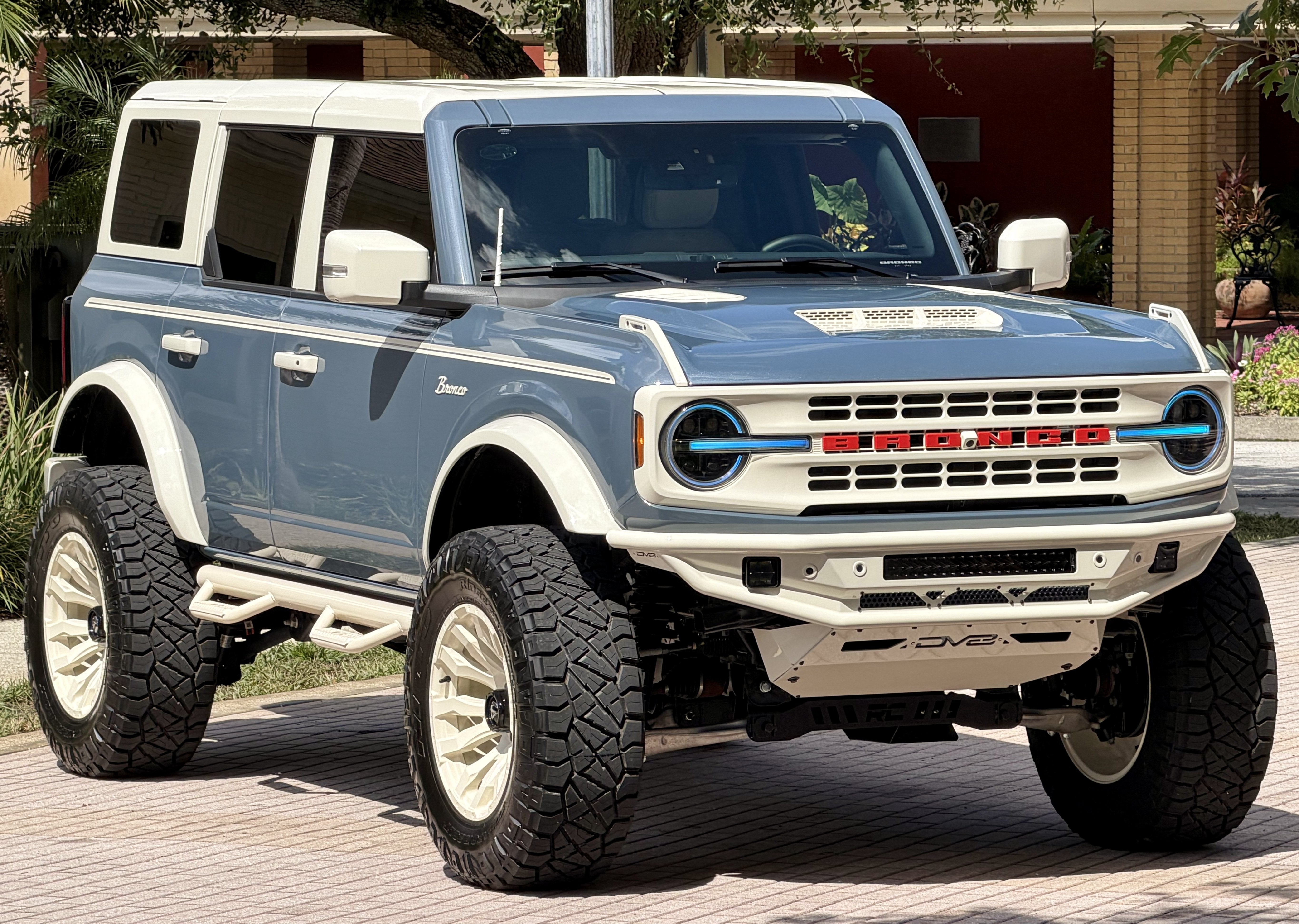 2025 Ford Bronco V6 Wimbledon White & Azure Retro Outer Banks Custom Lifted
